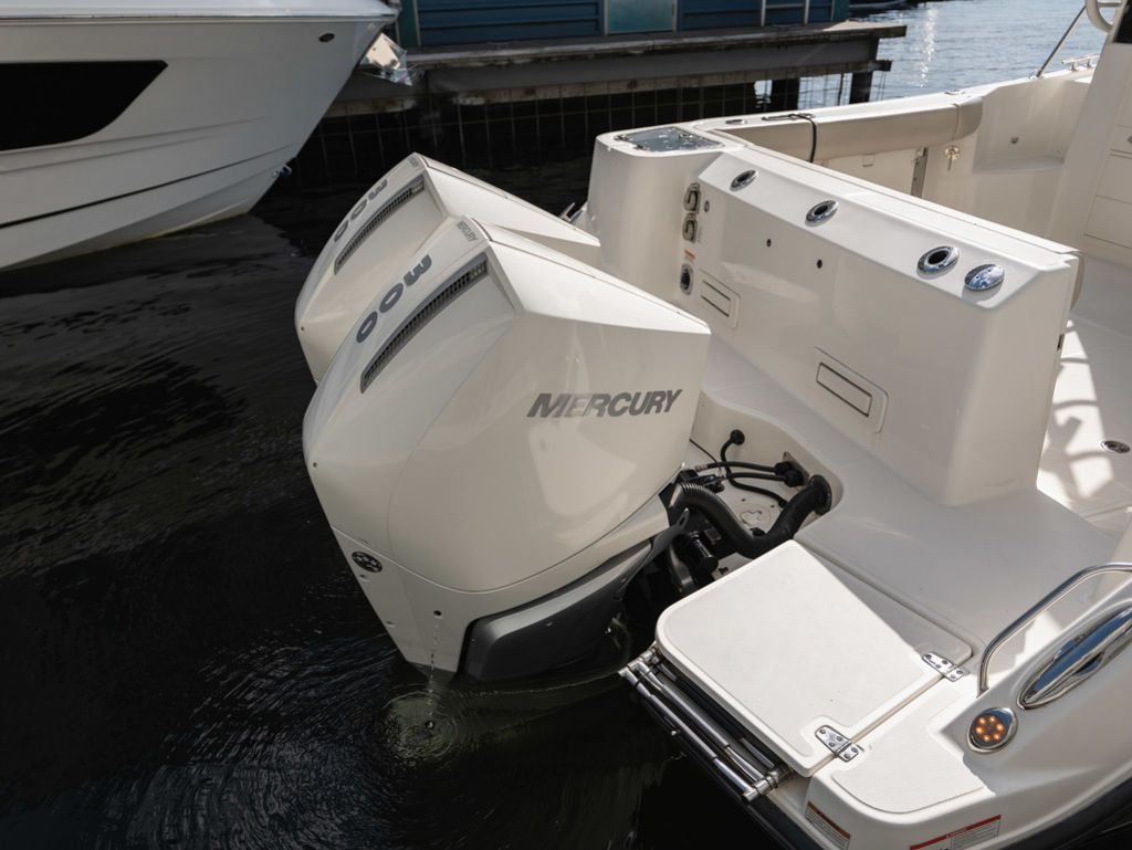 2020 Boston Whaler 325 CONQUEST PH - 7