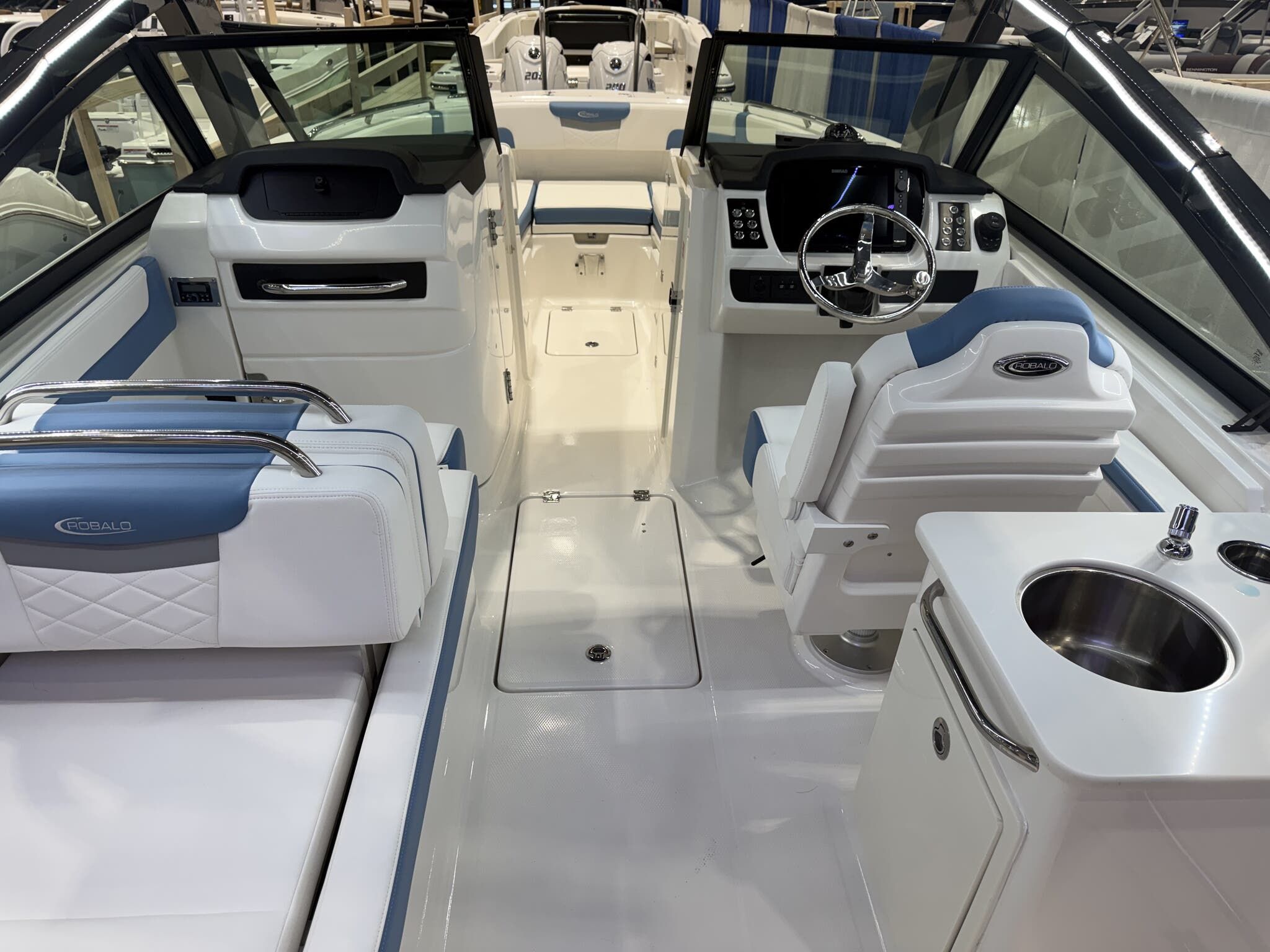 2026 Robalo Dual Console R 257 - 2