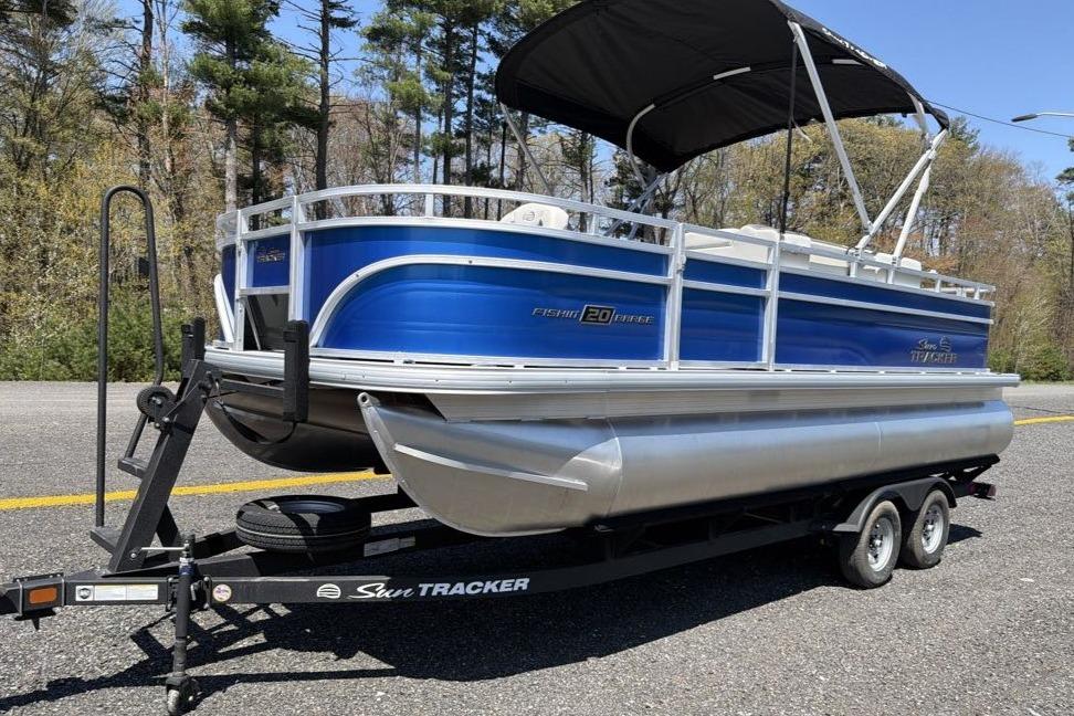 2026 Sun Tracker Fishin' Barge 20 DLX