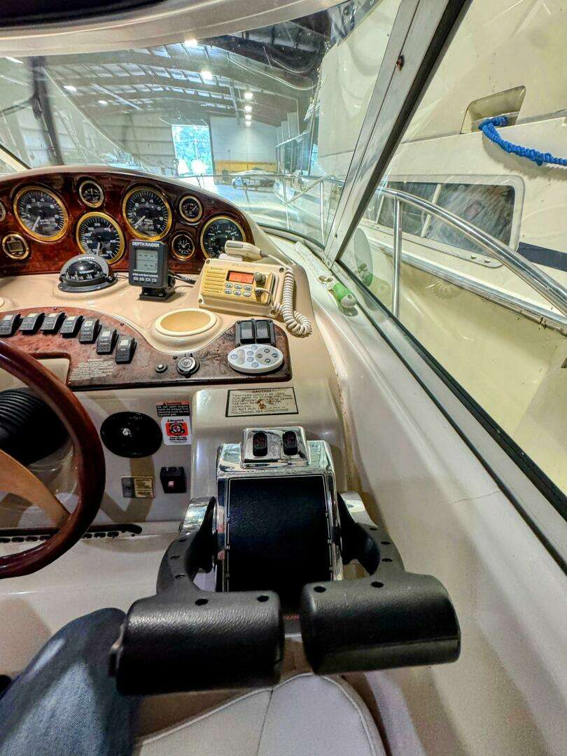 2002 Rinker 342 Fiesta Vee - Image 9