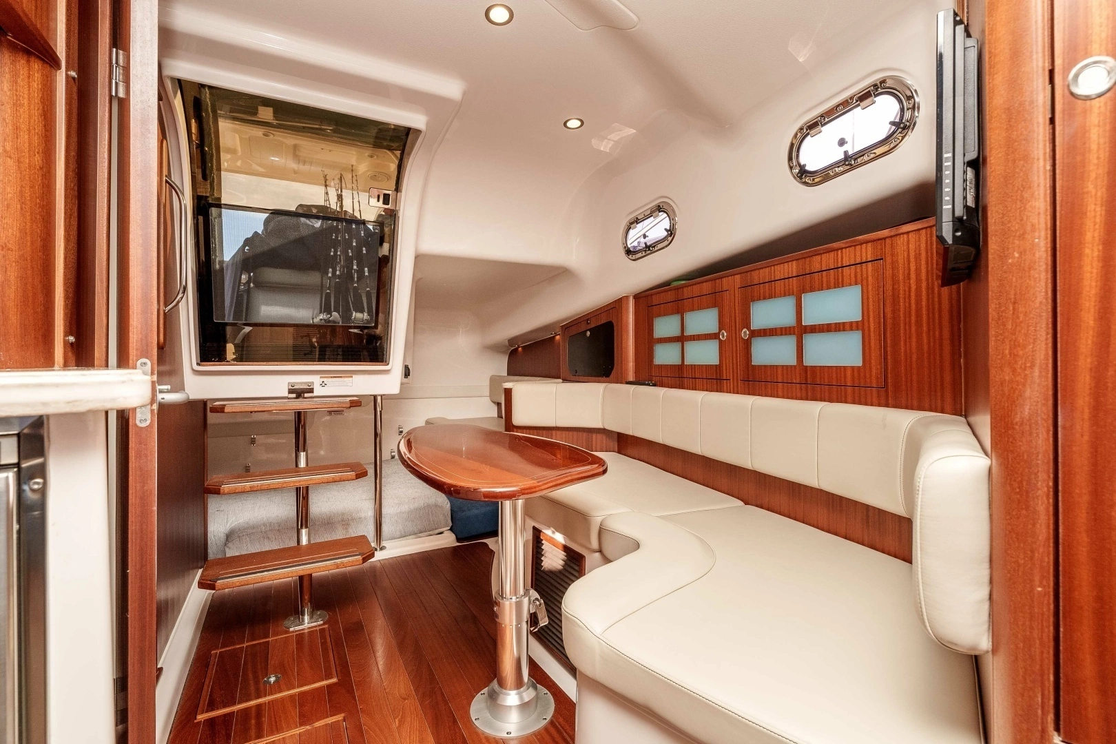 2018 Pursuit 385 Offshore - Image 8