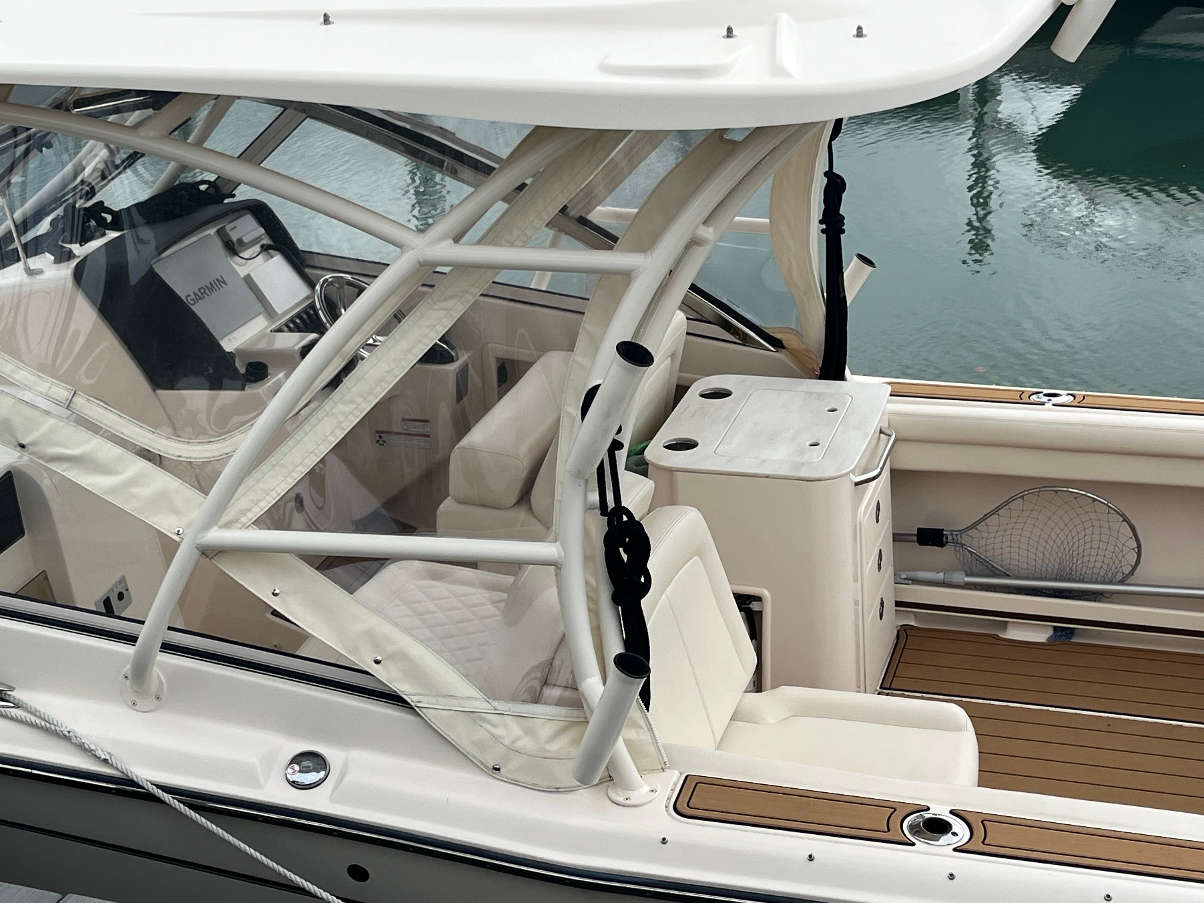 Grady-White Freedom 275 boat interior, 2022 model.