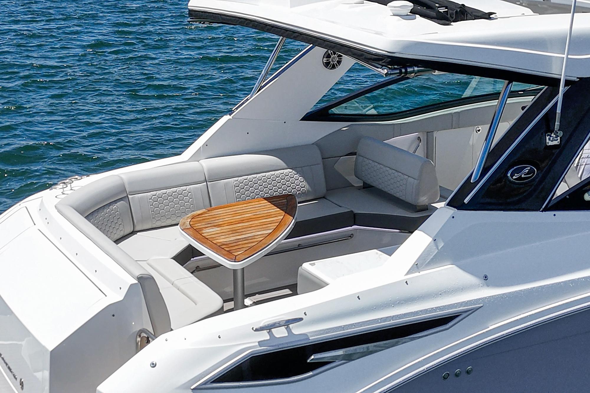 2024 Sea Ray Sundancer 320 Outboard - 46