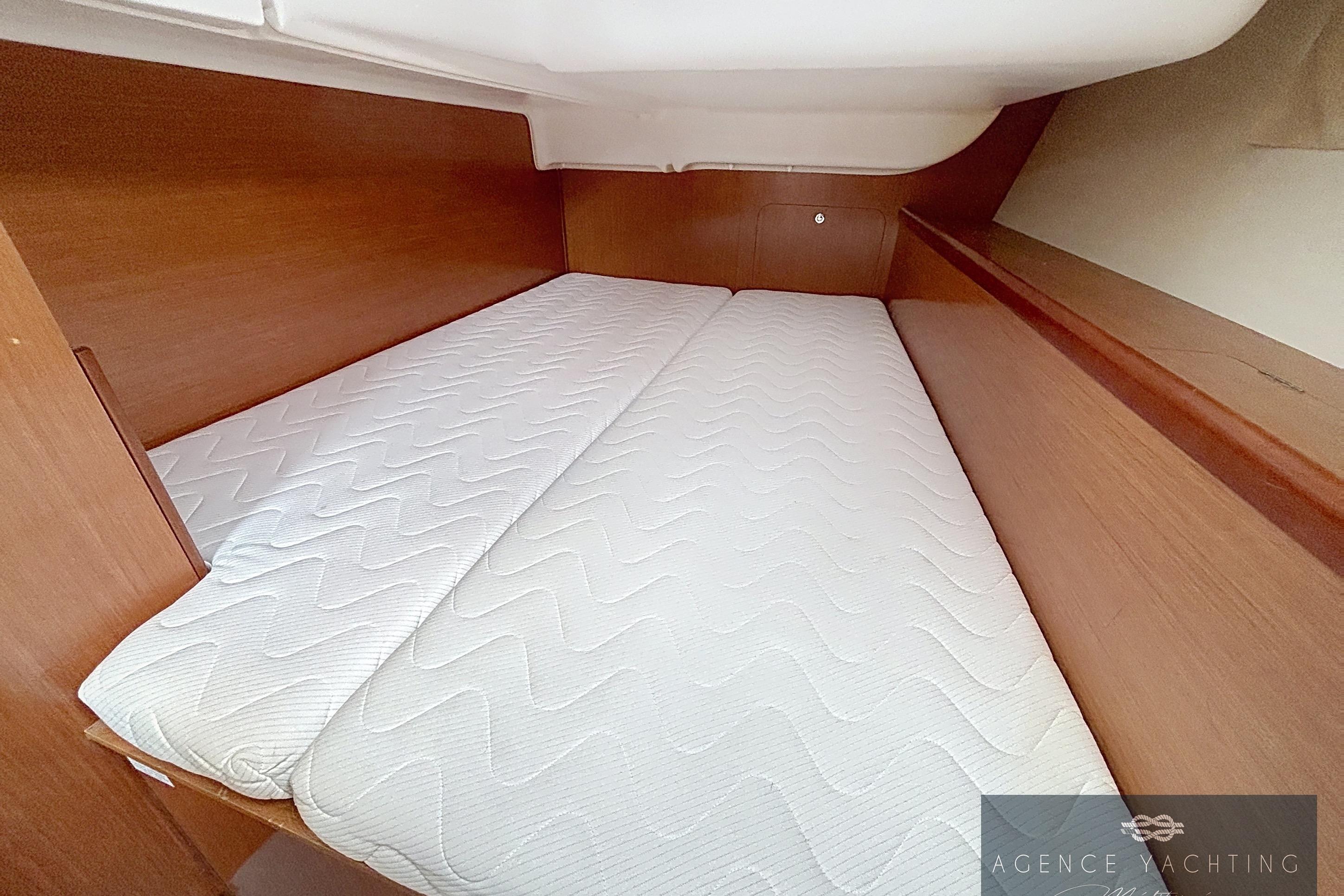 Beneteau Oceanis 40 (2008) cabin interior with comfortable mattress and wooden finish.