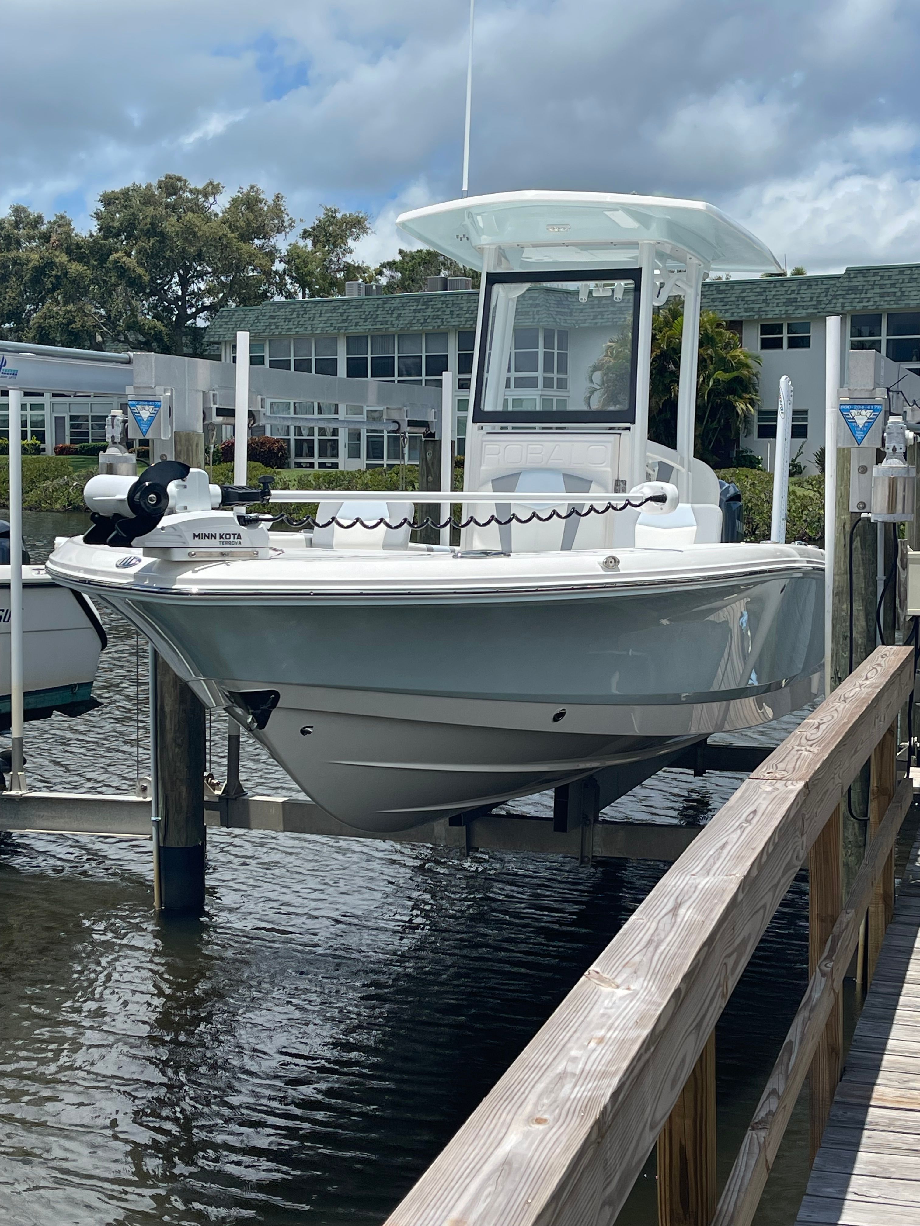 2023 Robalo 246 Cayman