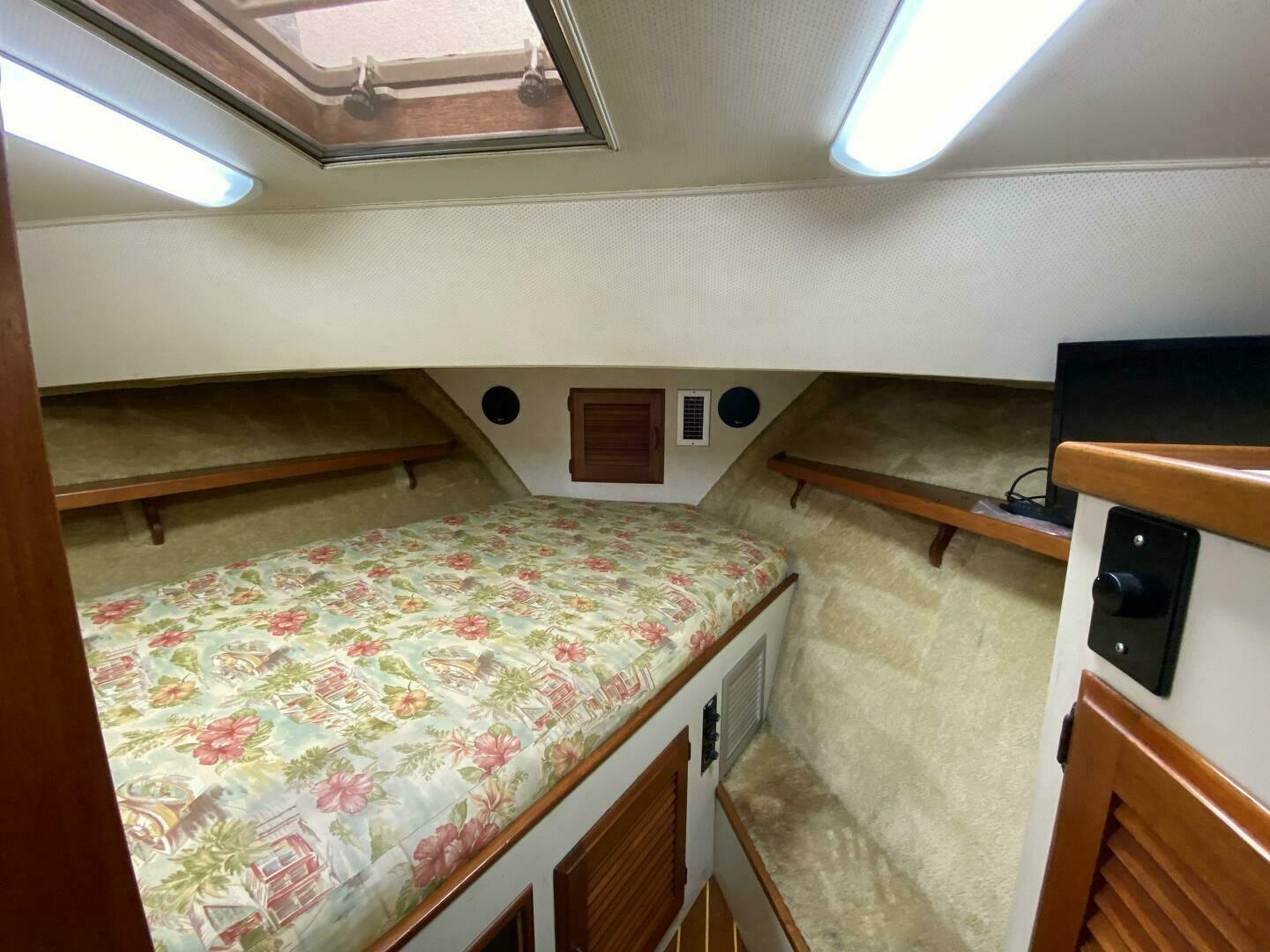 1983 Tollycraft Aft Cabin - Image 26