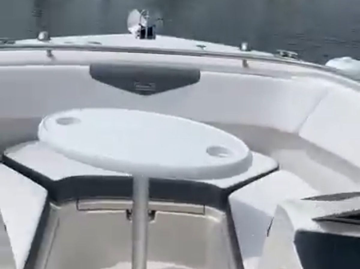2018 Robalo R247 Dual Console - 10