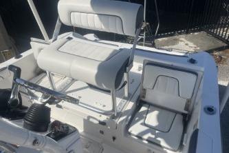 2016 Yamaha Boats 190 FSH Sport interior seating and controls in sunlight.