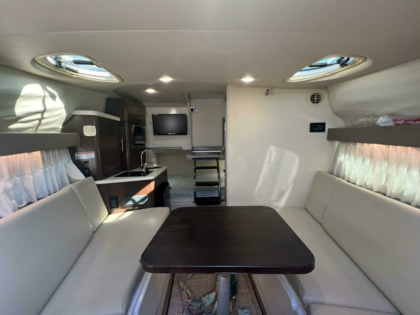 2018 Regal 28 Express - Image 13