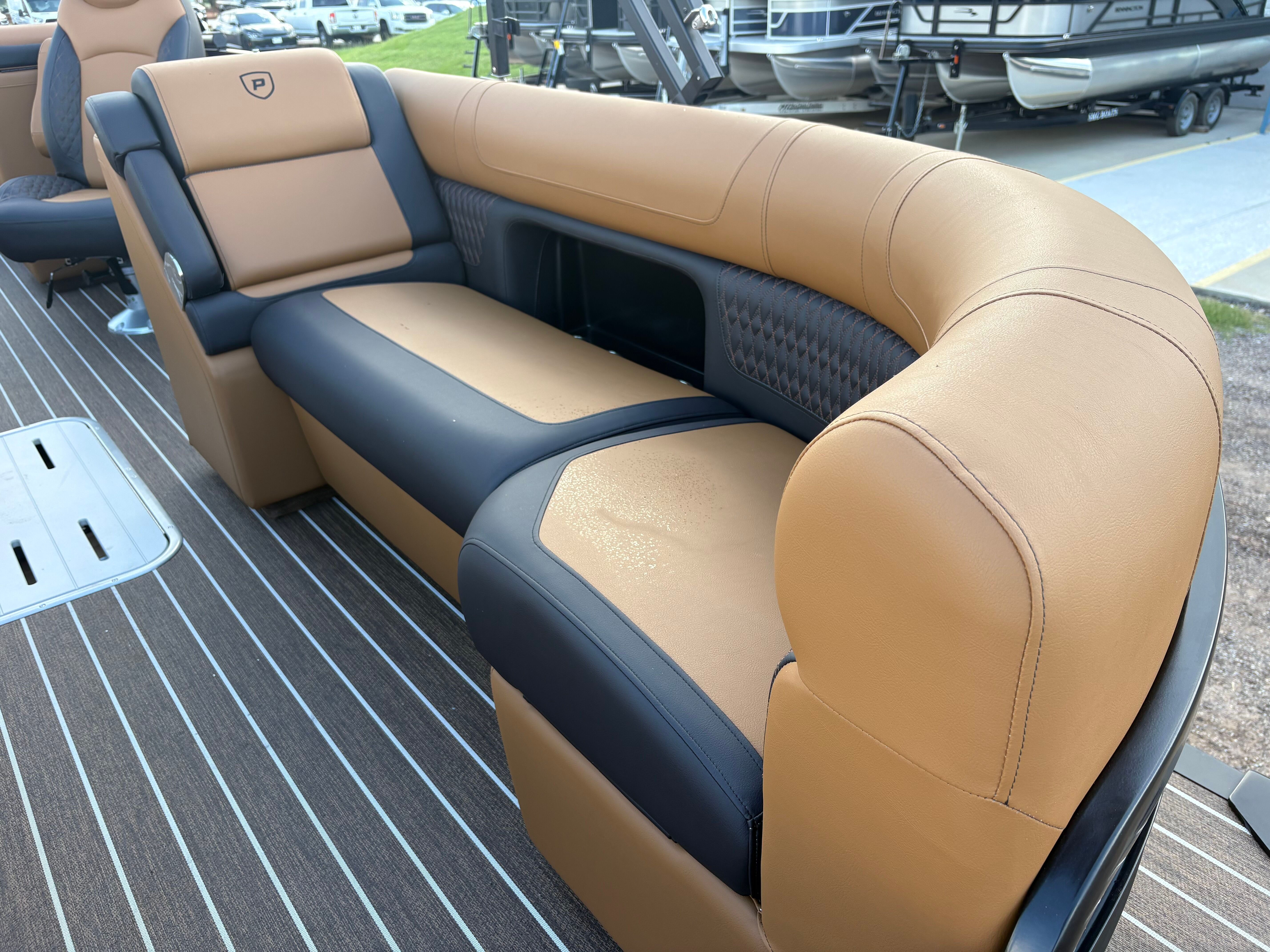 2027 PREMIER 230 SOLARIS RF CL - Image 9