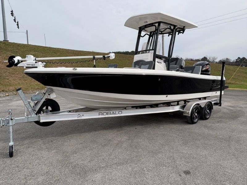 2025 Robalo 226 Cayman - 18