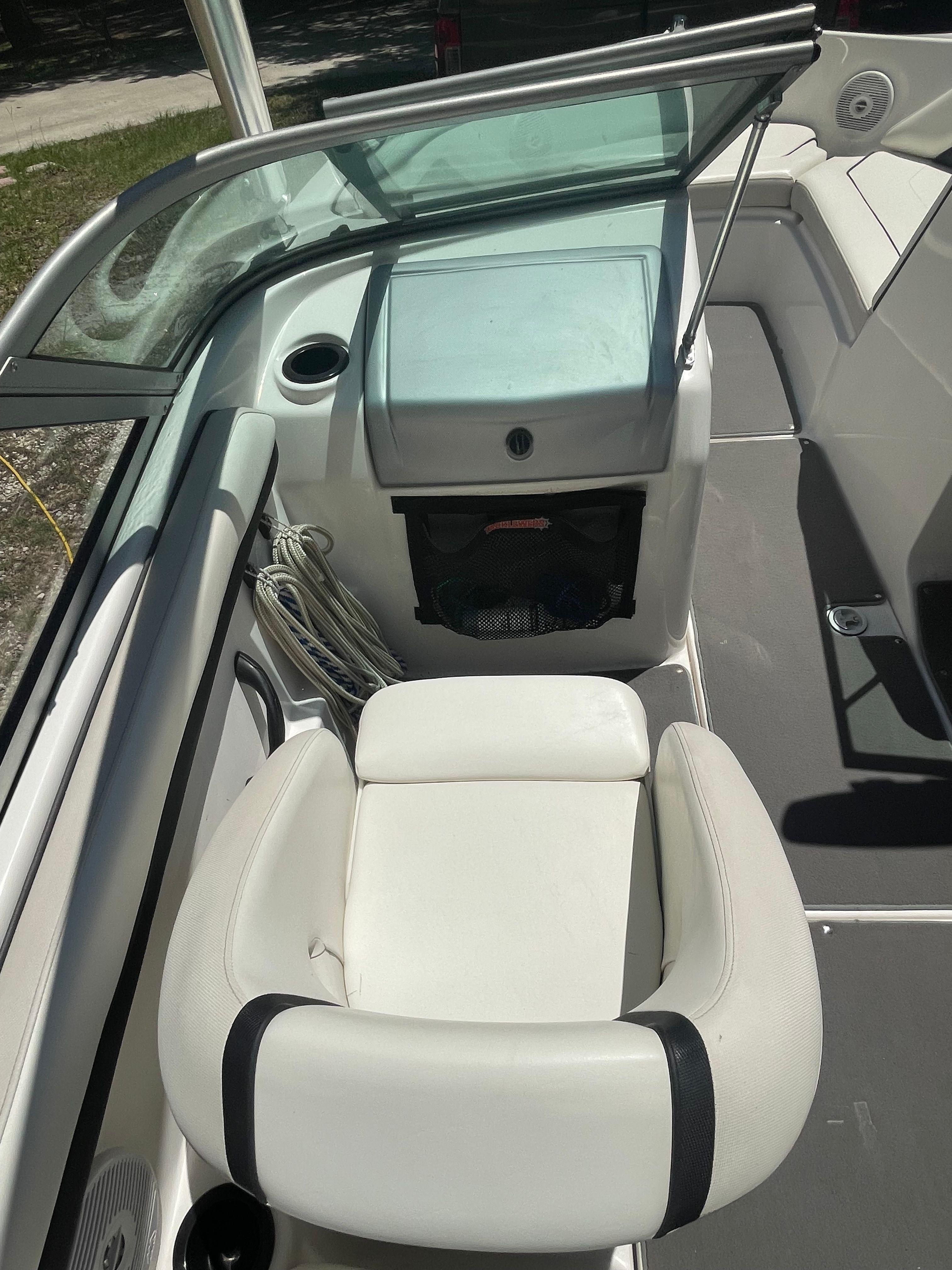 A 2015 Yamaha SX190 boat with a white seat and gray flooring.
