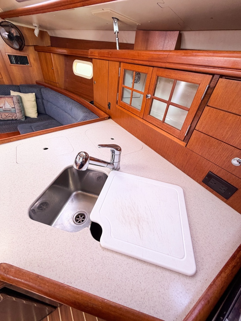 2005 Hunter 36 - Image 69