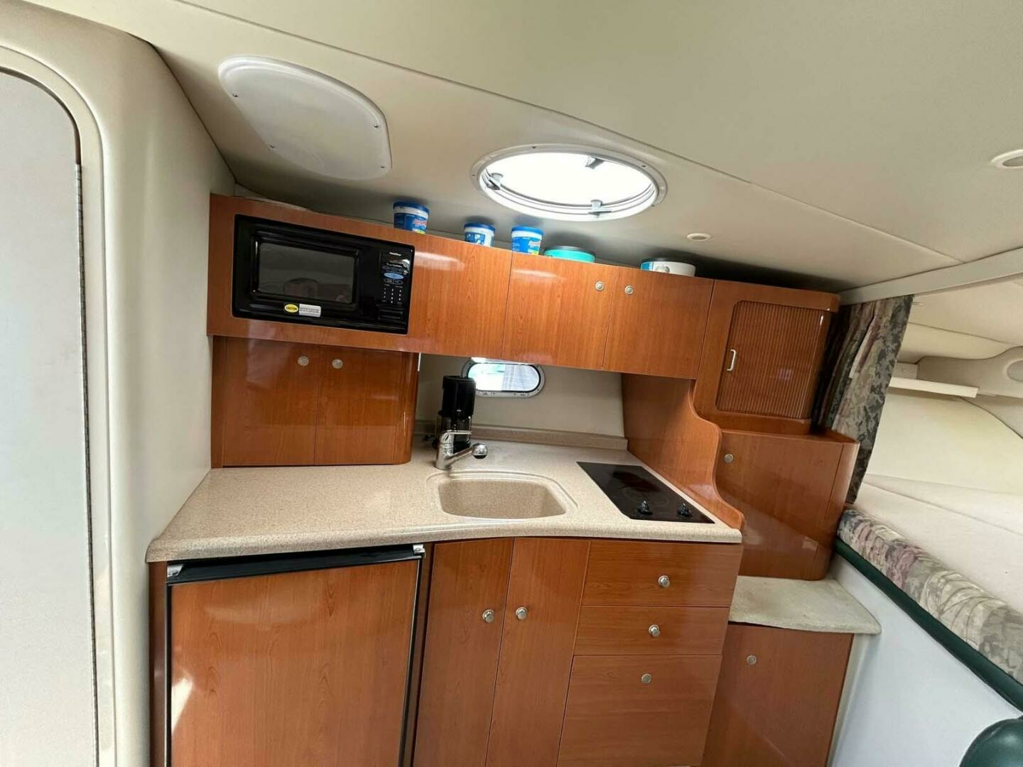 2001 Four Winns 328 Vista - Image 10