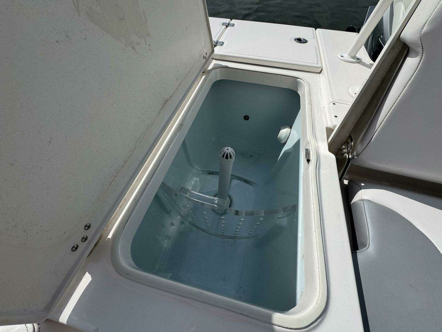 2021 Robalo 246 Cayman - Image 26