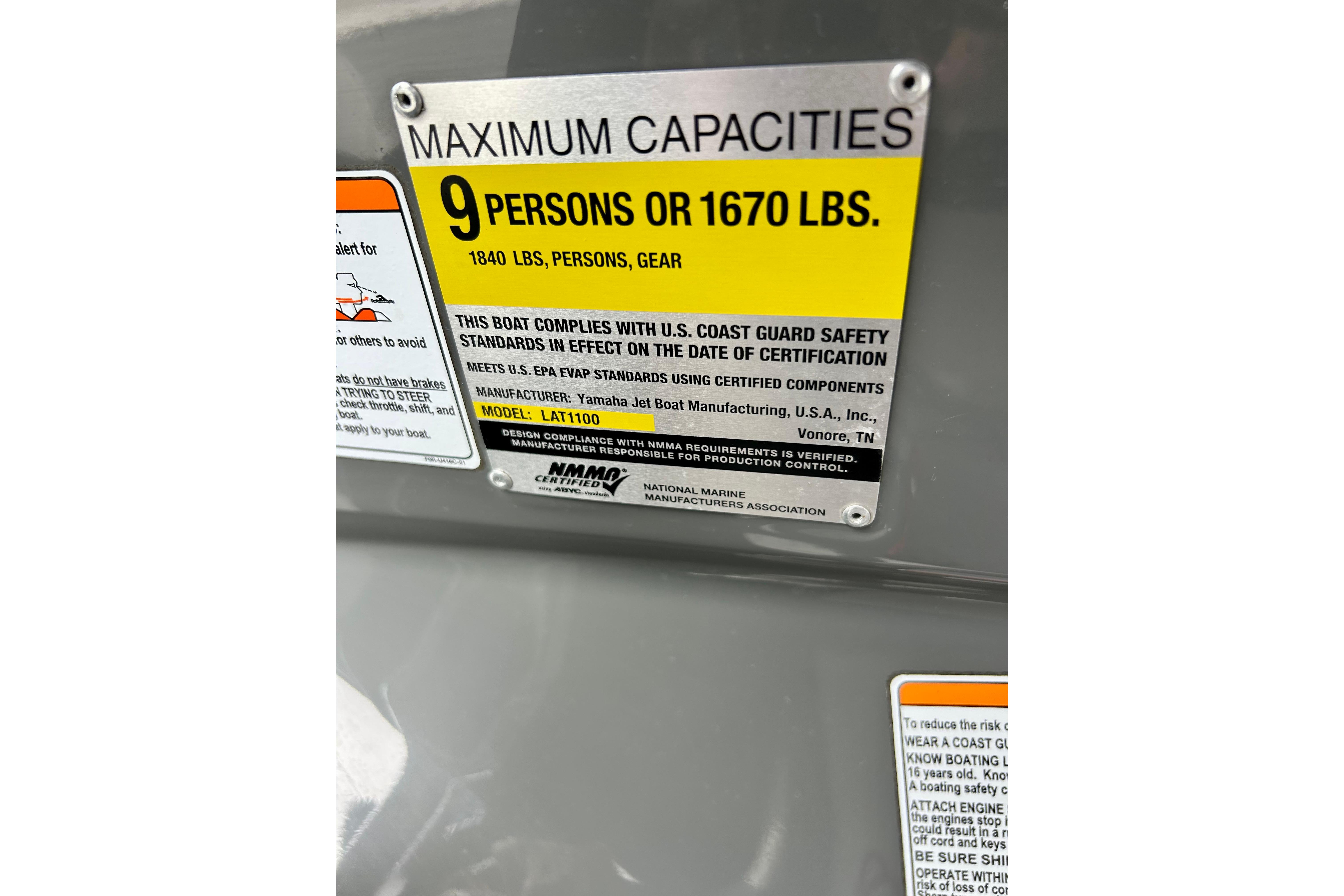 Yamaha AR210 2015 boat capacity label, maximum 9 persons or 1670 lbs.