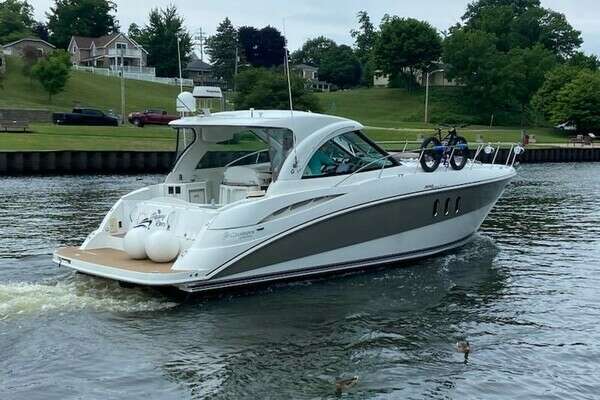 2008 Cruisers Yachts