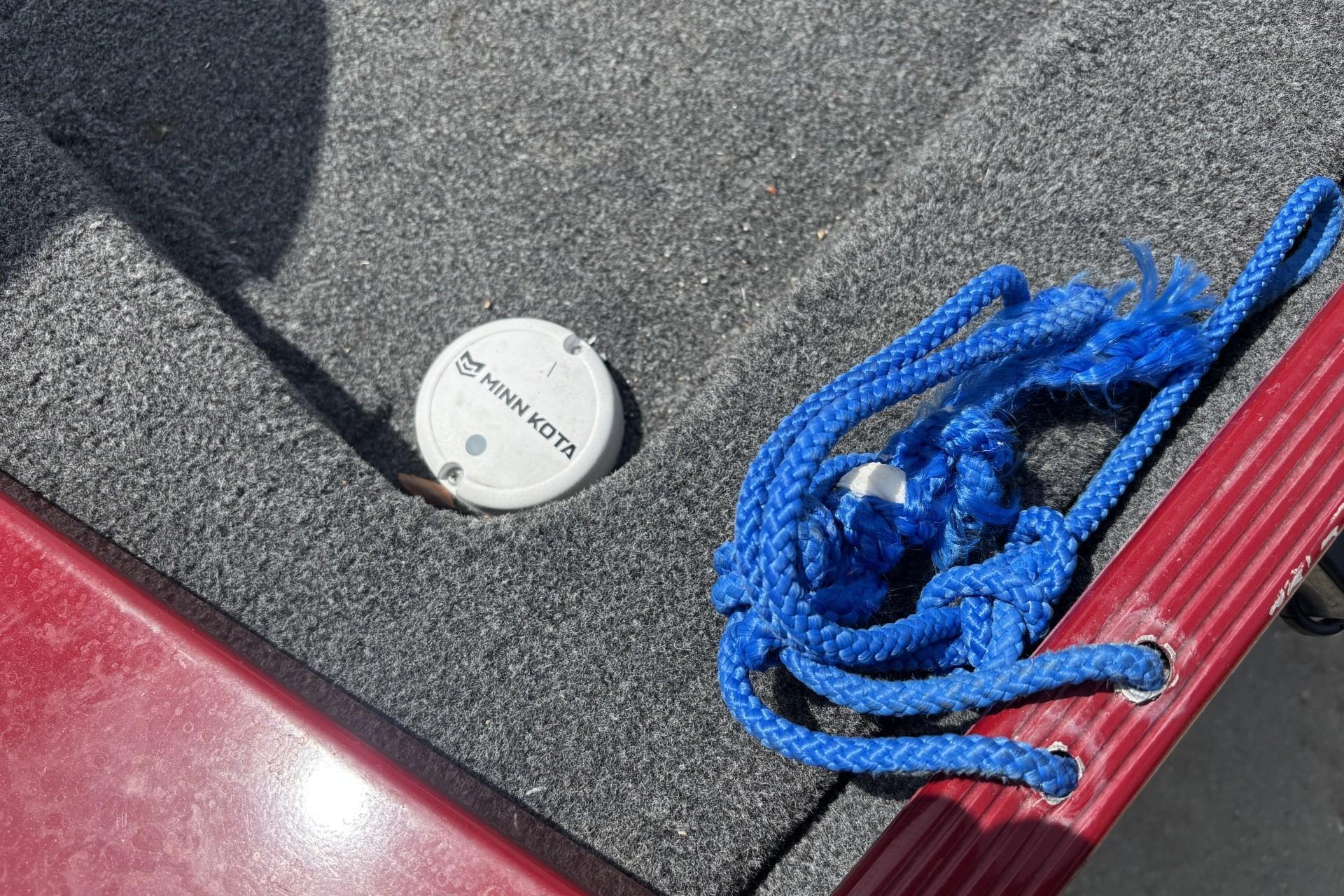 2019 Lowe Skorpion 17 boat deck with Minn Kota cap and blue rope.
