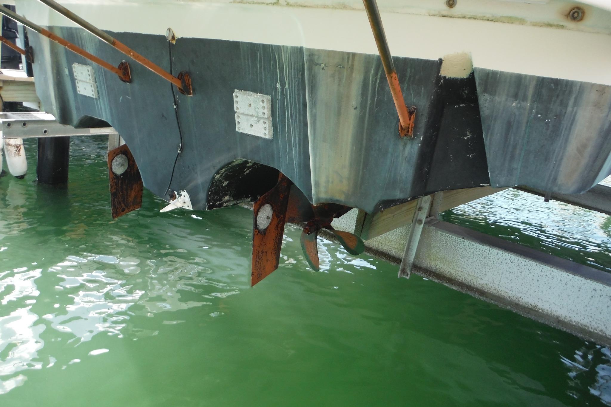 2005 Chaparral Signature 350 boat hull and propeller in green water.