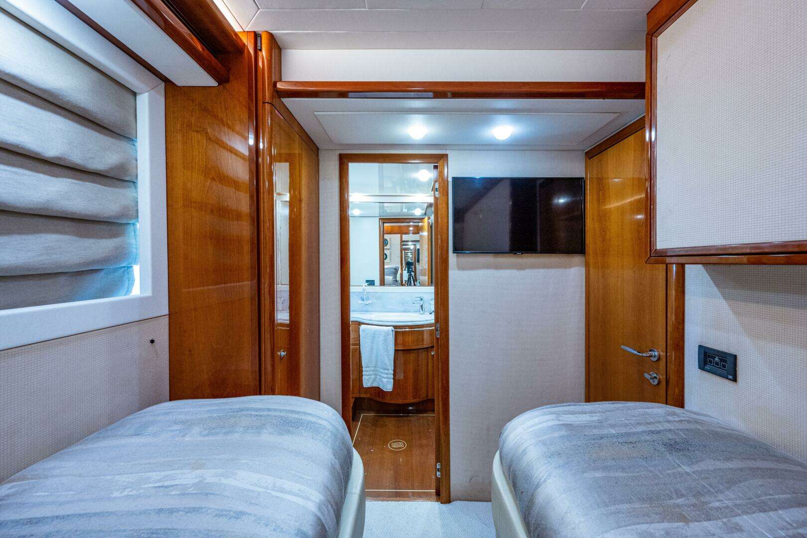 2006 Ferretti Yachts 830 - Image 122