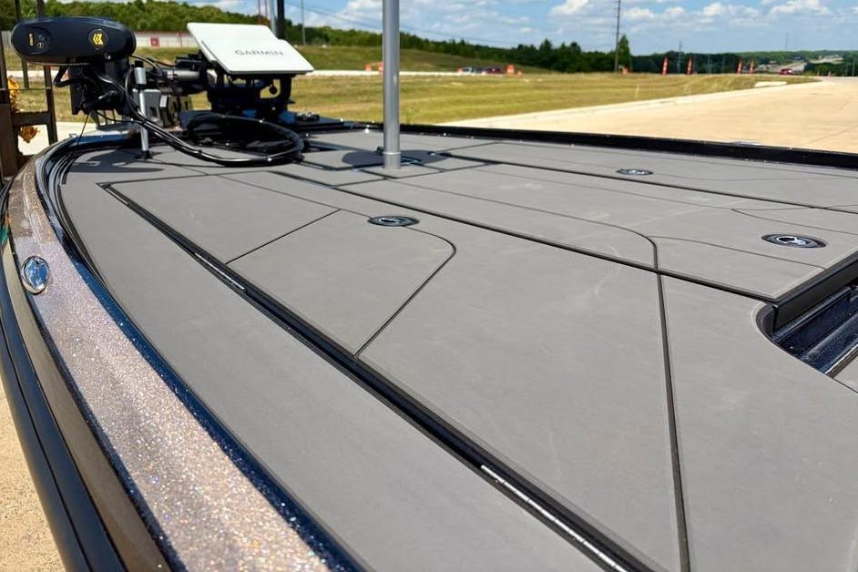 2026 Nitro Z20 XL Pro boat deck with advanced equipment, set against a sunny outdoor backdrop.