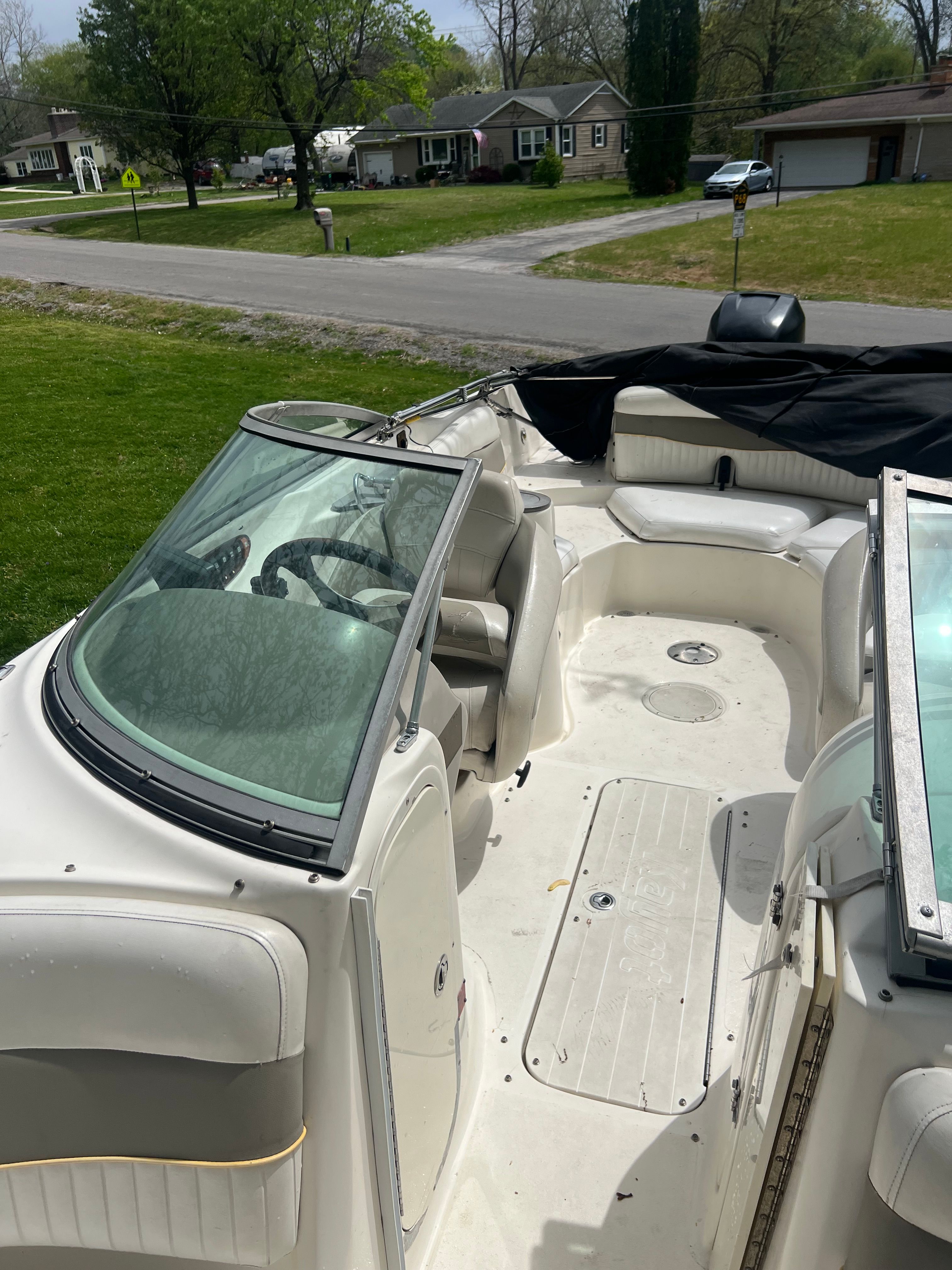 2007 Harris-Kayot S245 boat with open deck and seating.