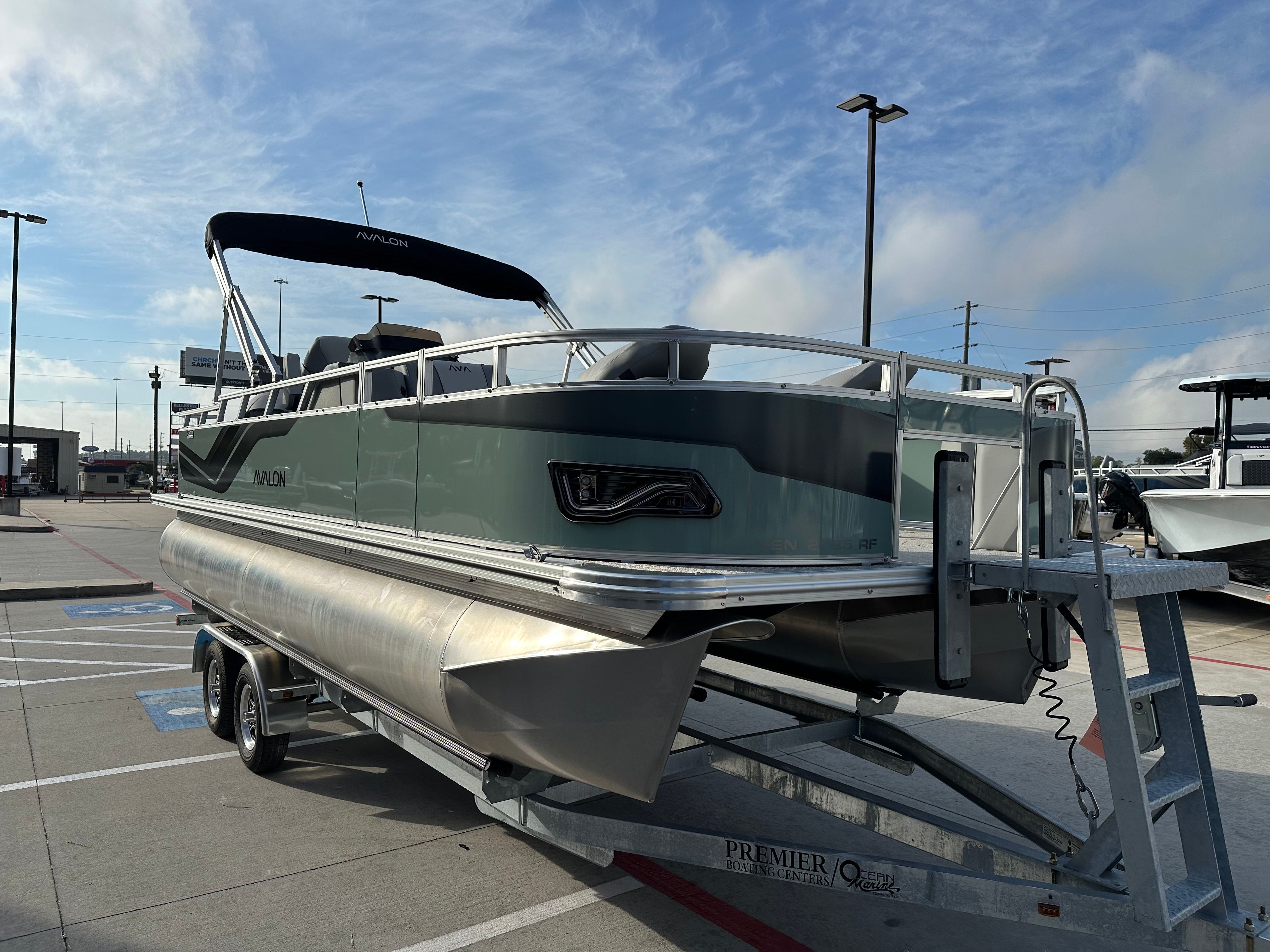 2026 Avalon Venture 85 Rear Fish - 21' - 6