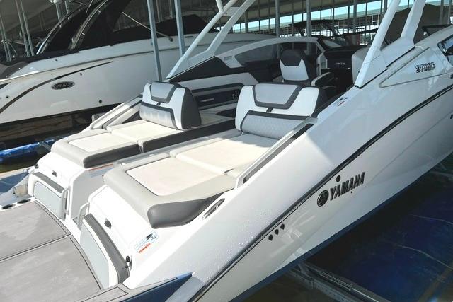 2021 Yamaha Boats 275SD luxury boat with sleek design and comfortable seating.