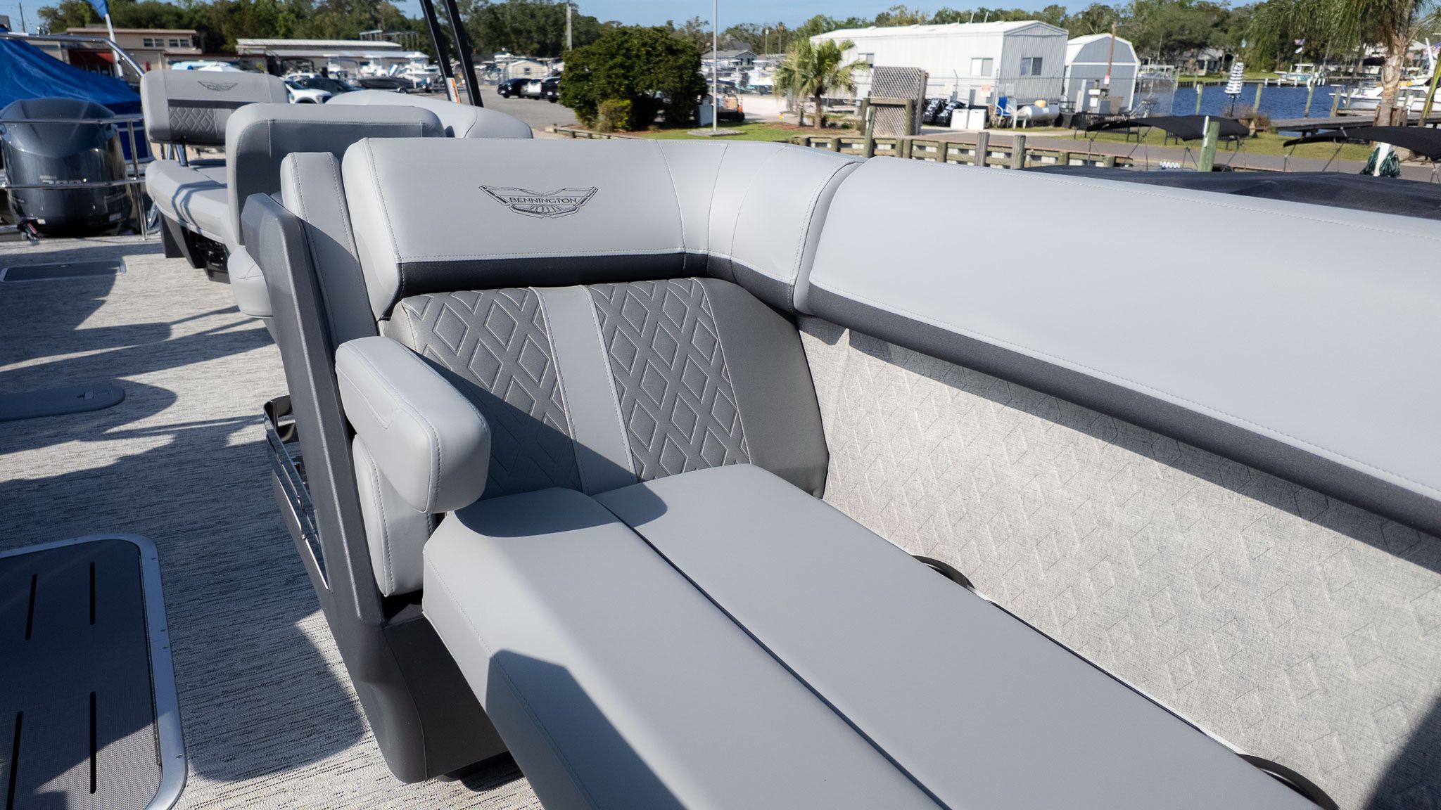 2026 Bennington 24 M Stern Lounge - 19
