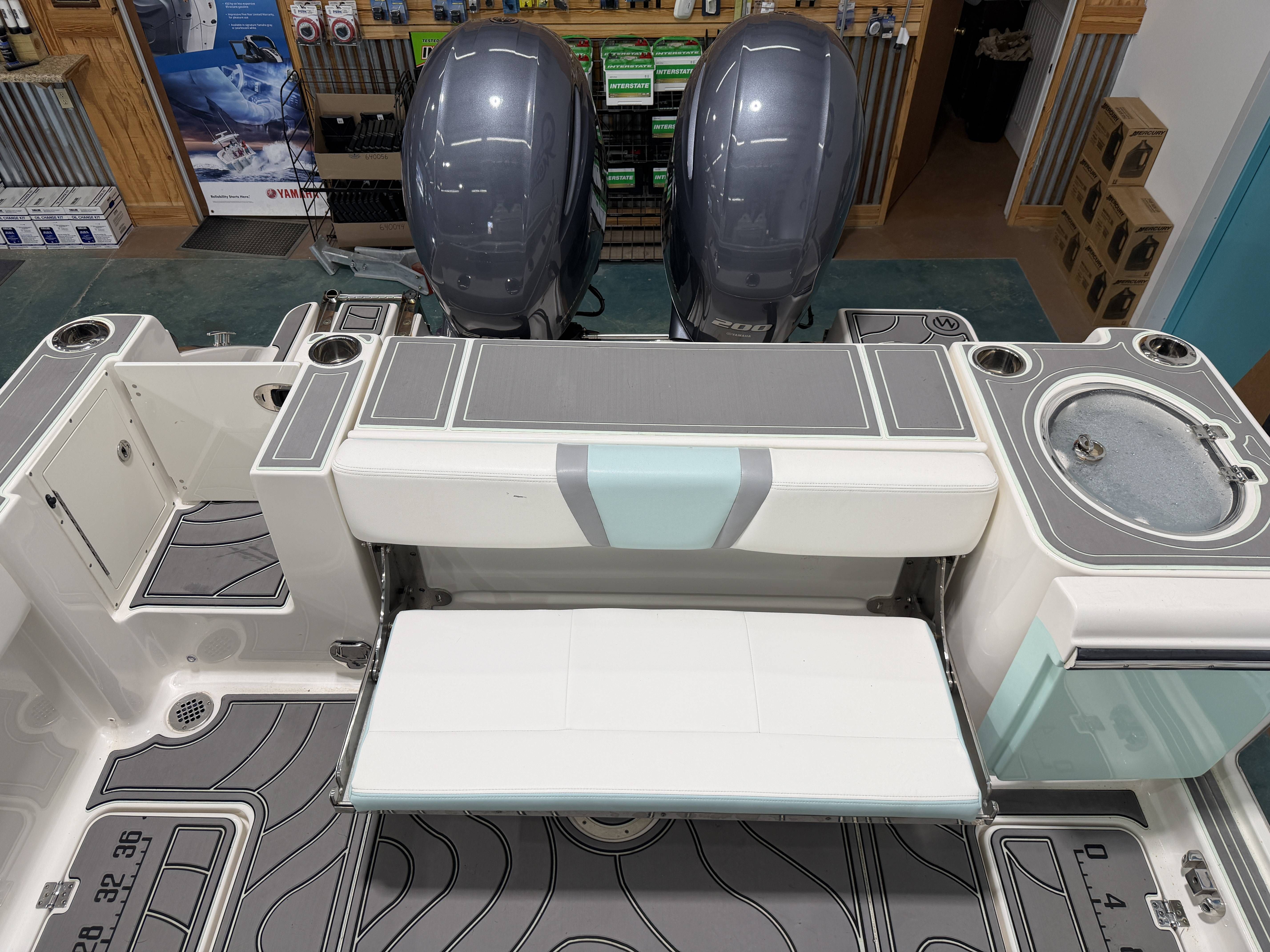 2023 Robalo R250 Center Console - 17