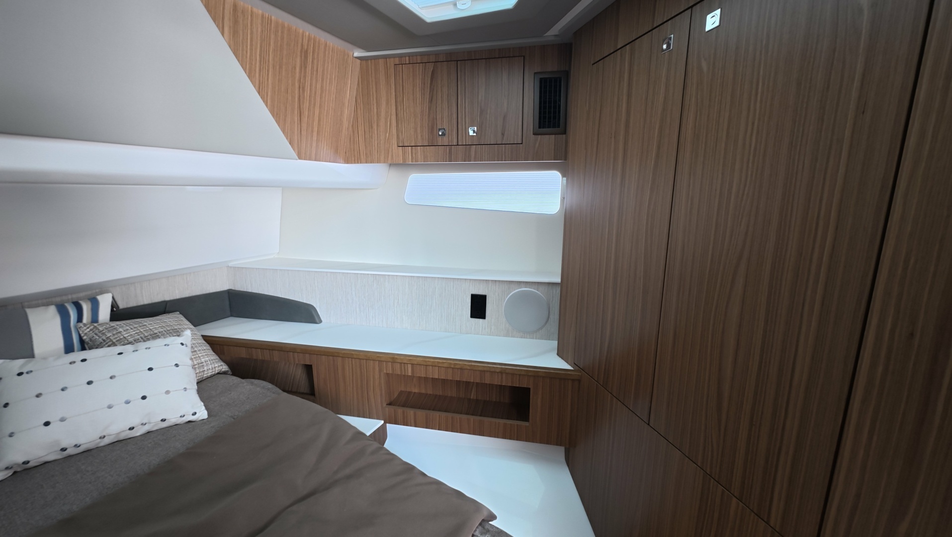2026 Cruisers Yachts 50GLS OB - Image 45