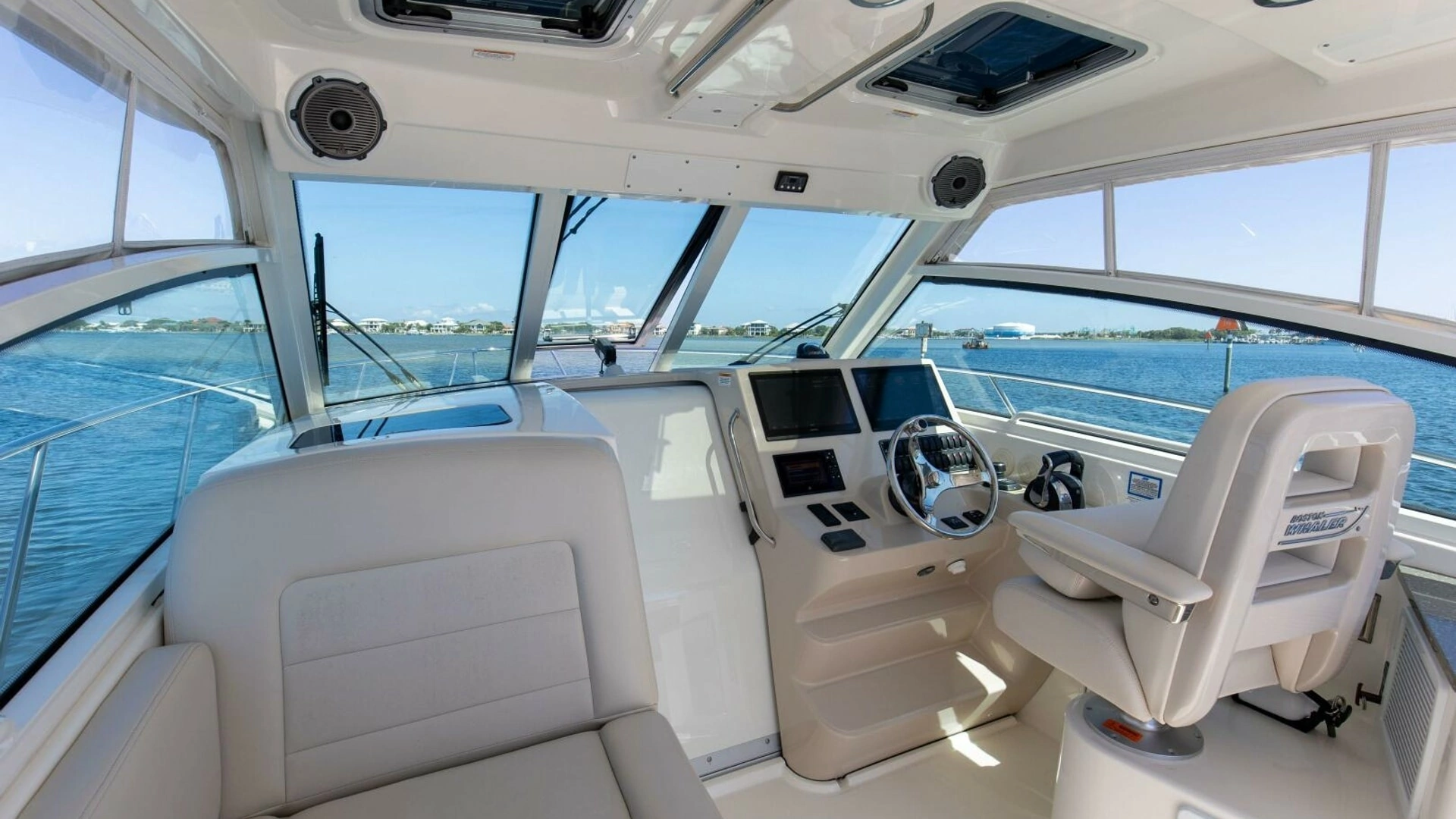 2019 Boston Whaler 345 CONQUEST - Image 19