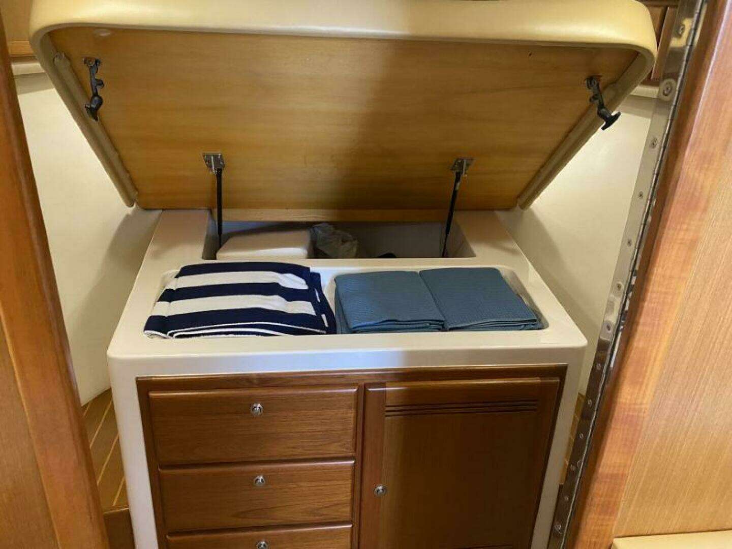 2006 Cabo 40 Express - Image 13