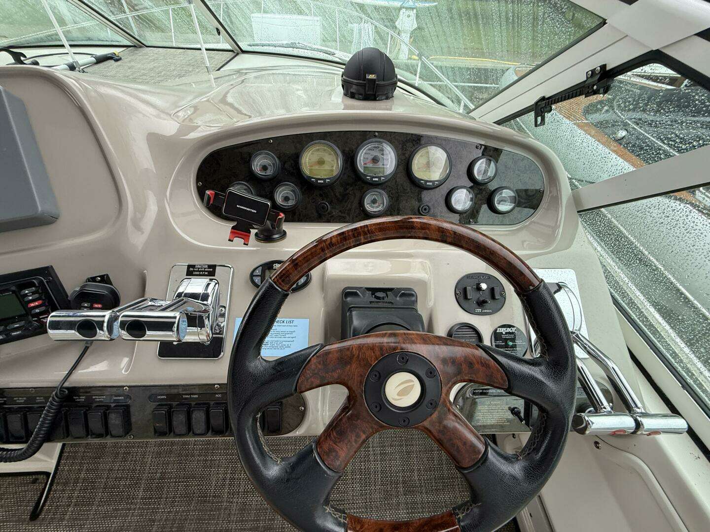 2004 Cruisers 370 Express - Image 17