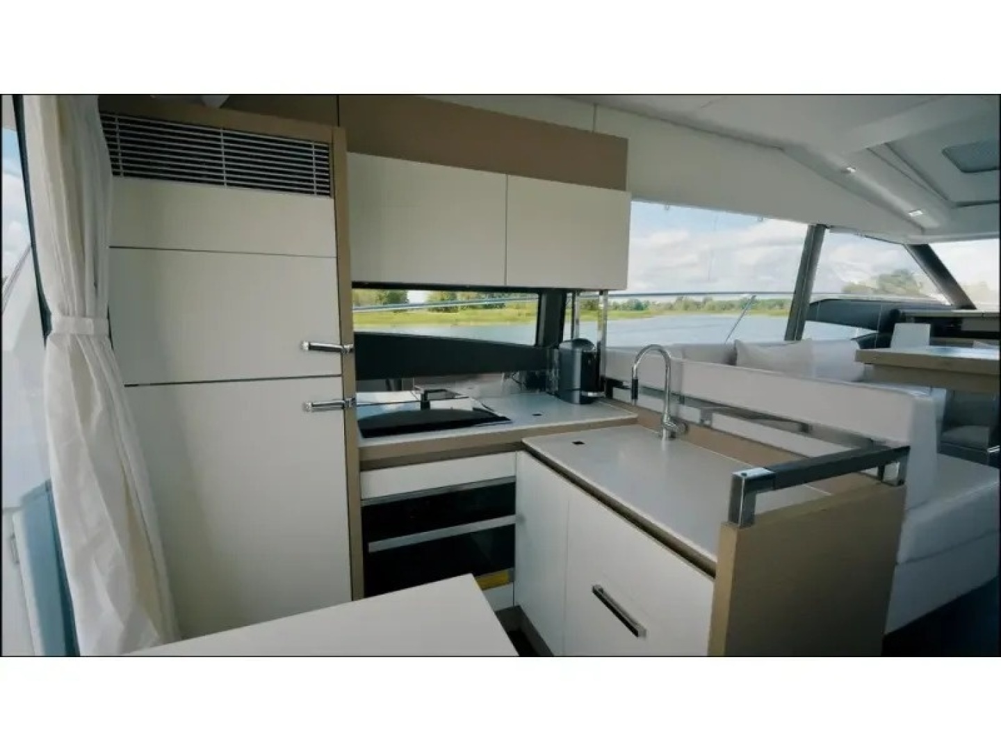 2018 Present Yachts 520S - Image 17