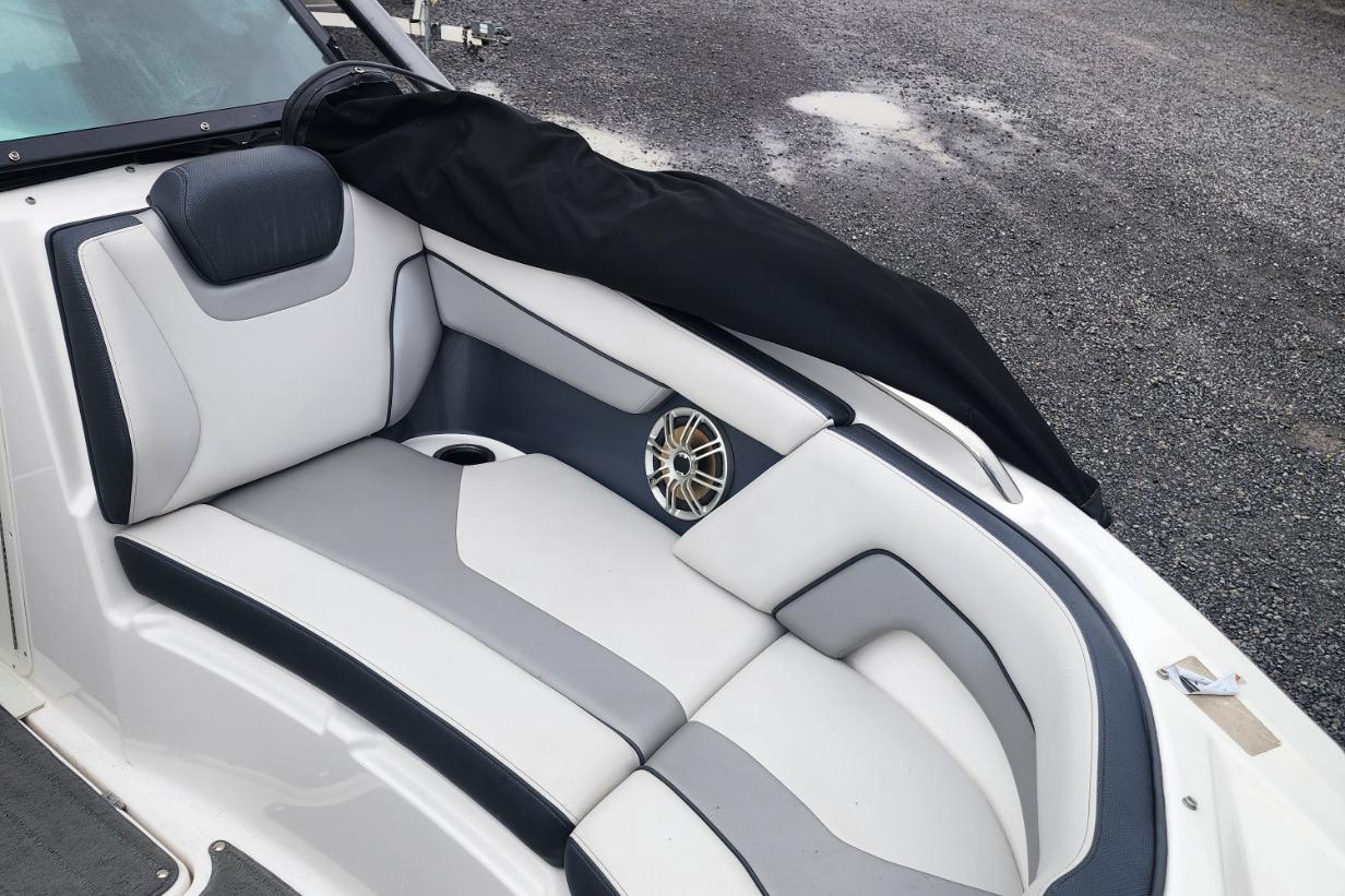 2015 Yamaha Boats 212X interior with white and gray seating, speaker, and cup holder.