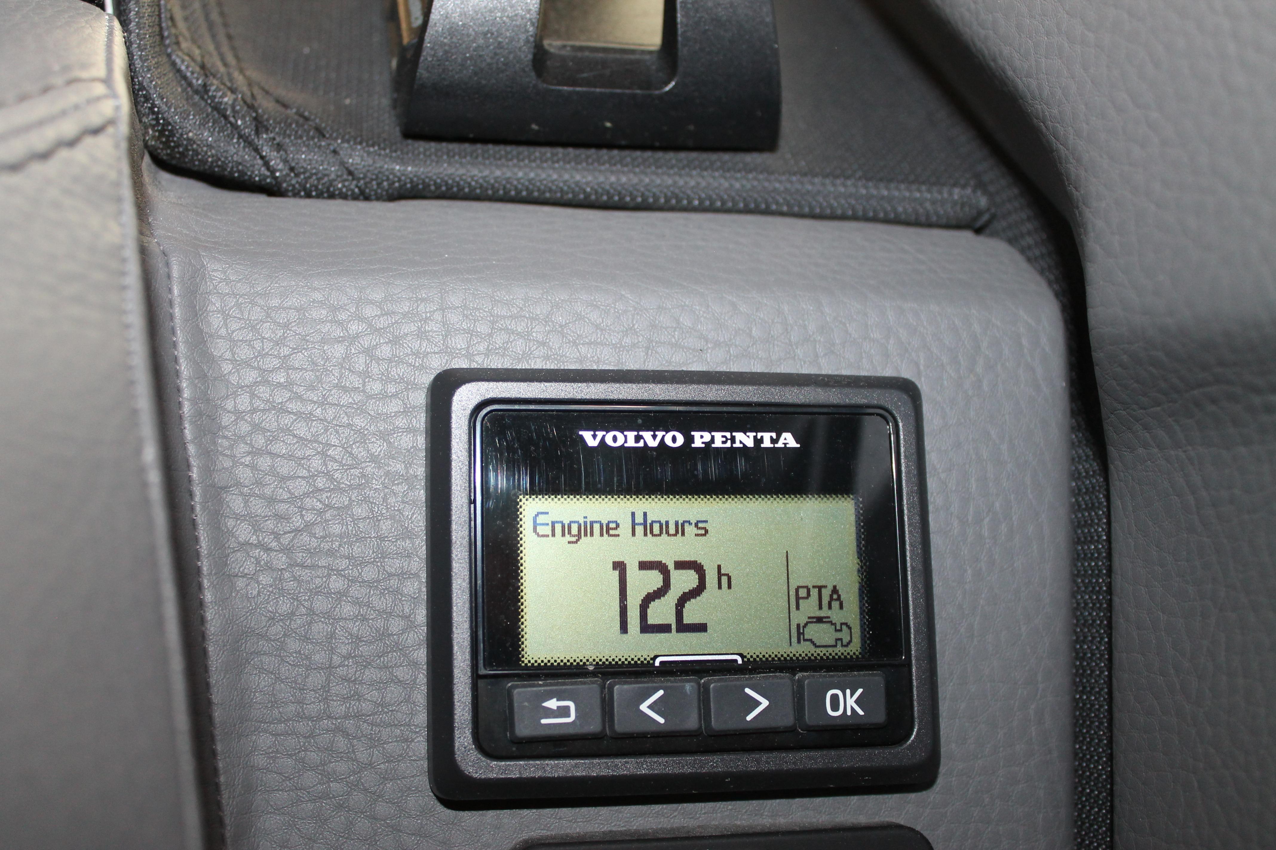 Volvo Penta engine hour meter displaying 122 hours in a 2023 Cobalt R8.