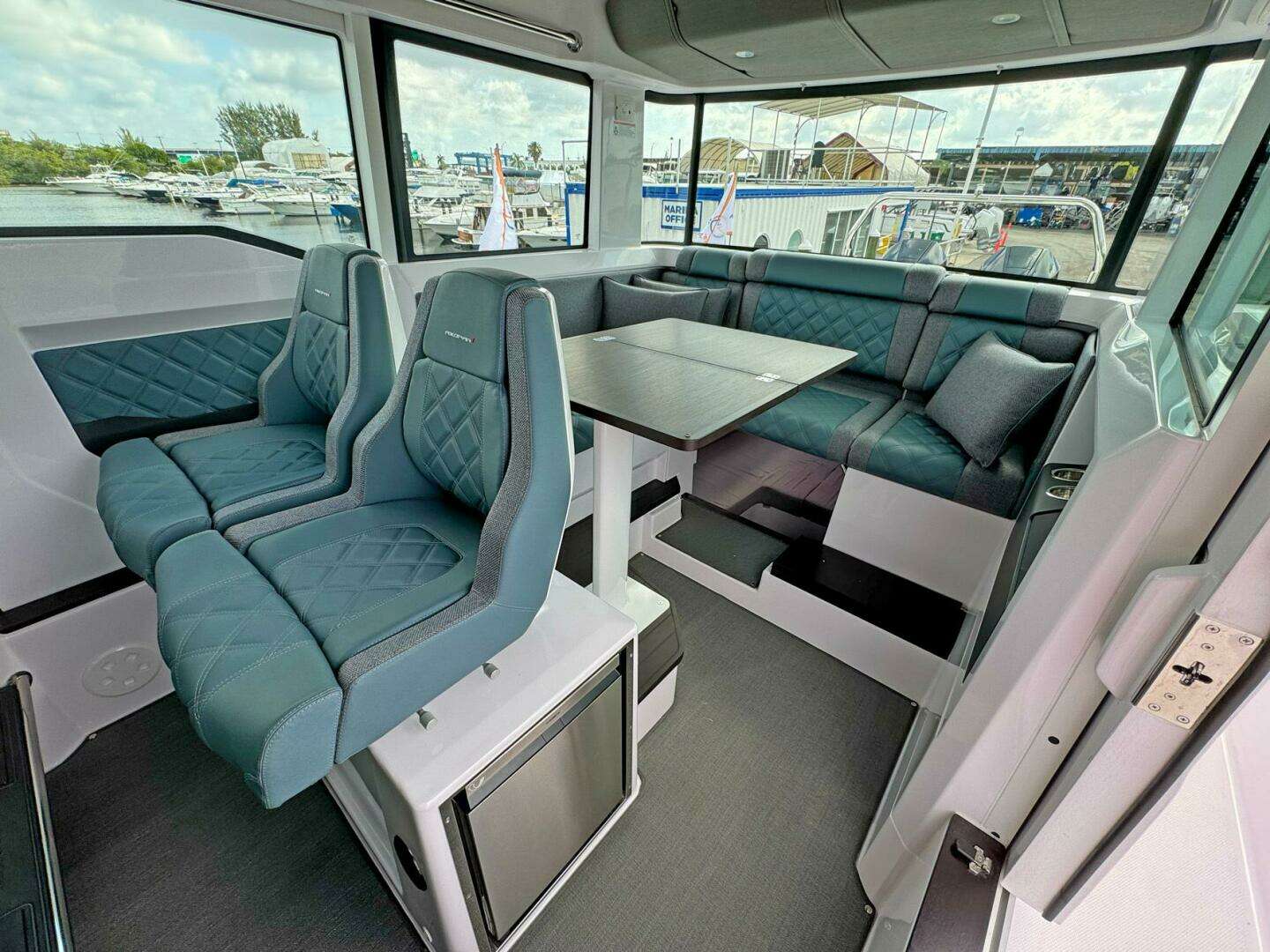 2024 Axopar 37XC CROSS CABIN - Image 14