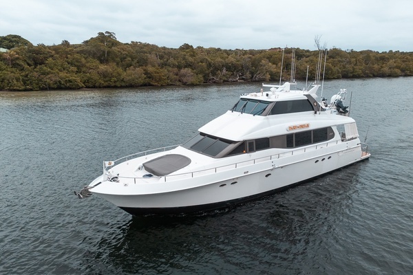 2000 Lazzara Yachts 76 Skylounge