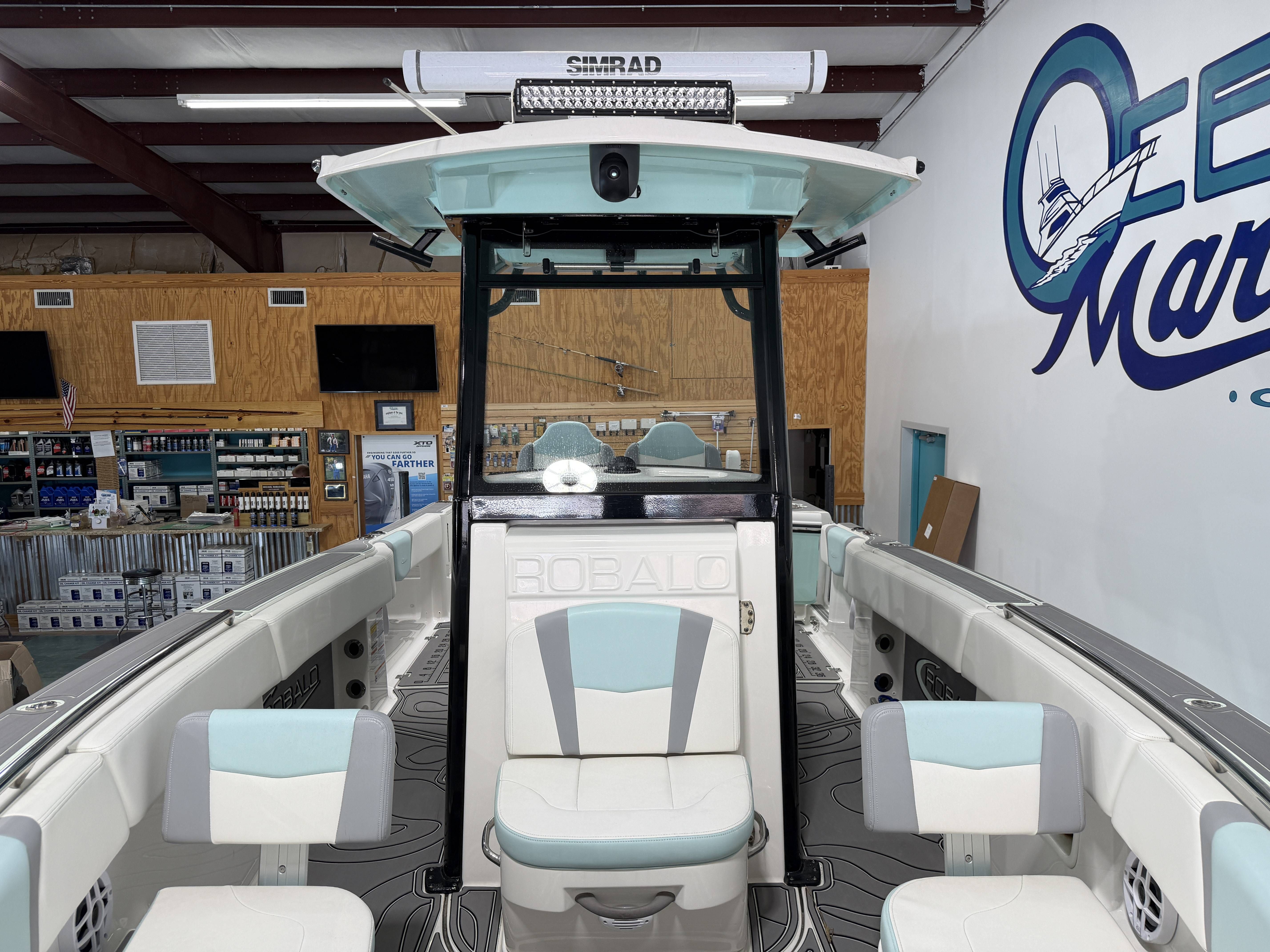 2023 Robalo R250 Center Console - 9