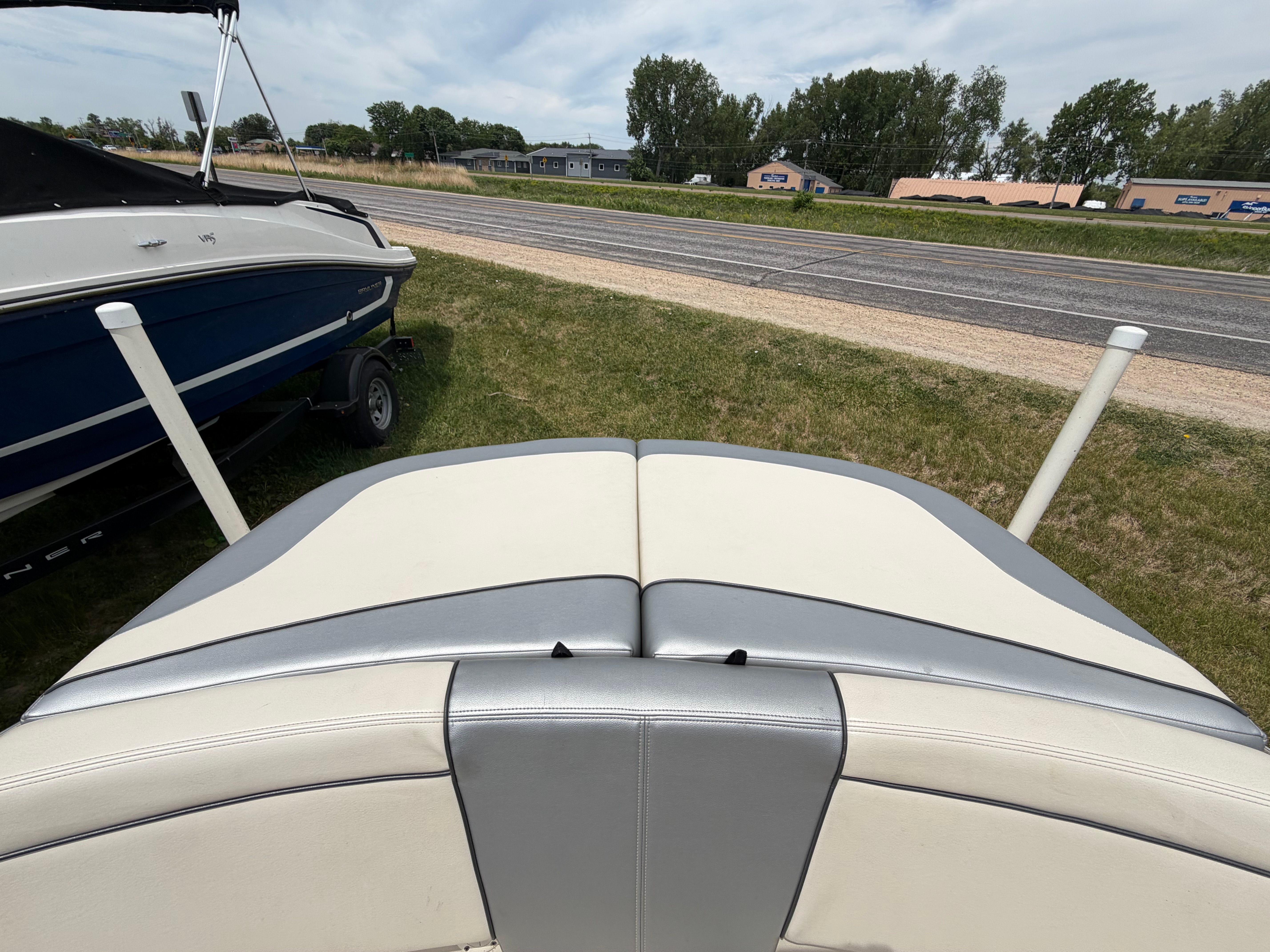 Rear view of a 2010 Sea Ray 185 SP/SS boat on grass.