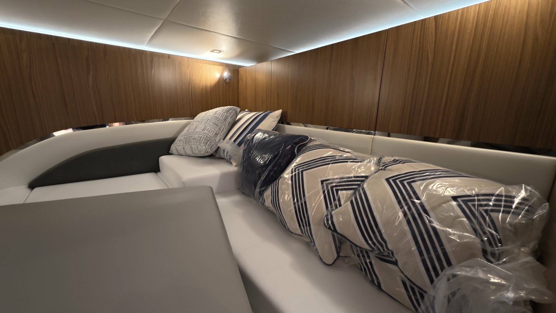 2026 Cruisers Yachts 50GLS OB - Image 50
