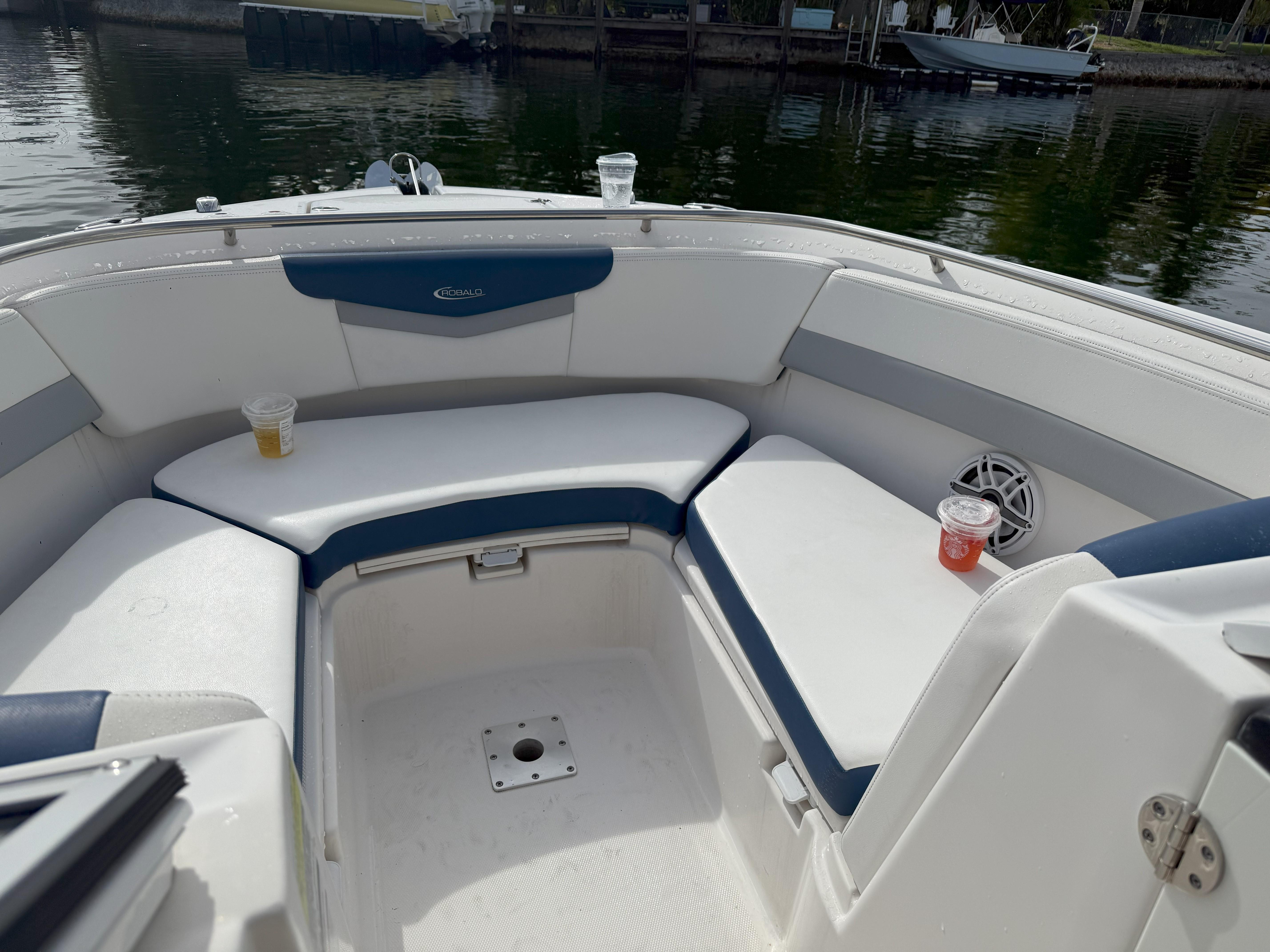 2022 Robalo R247 Dual Console - 6