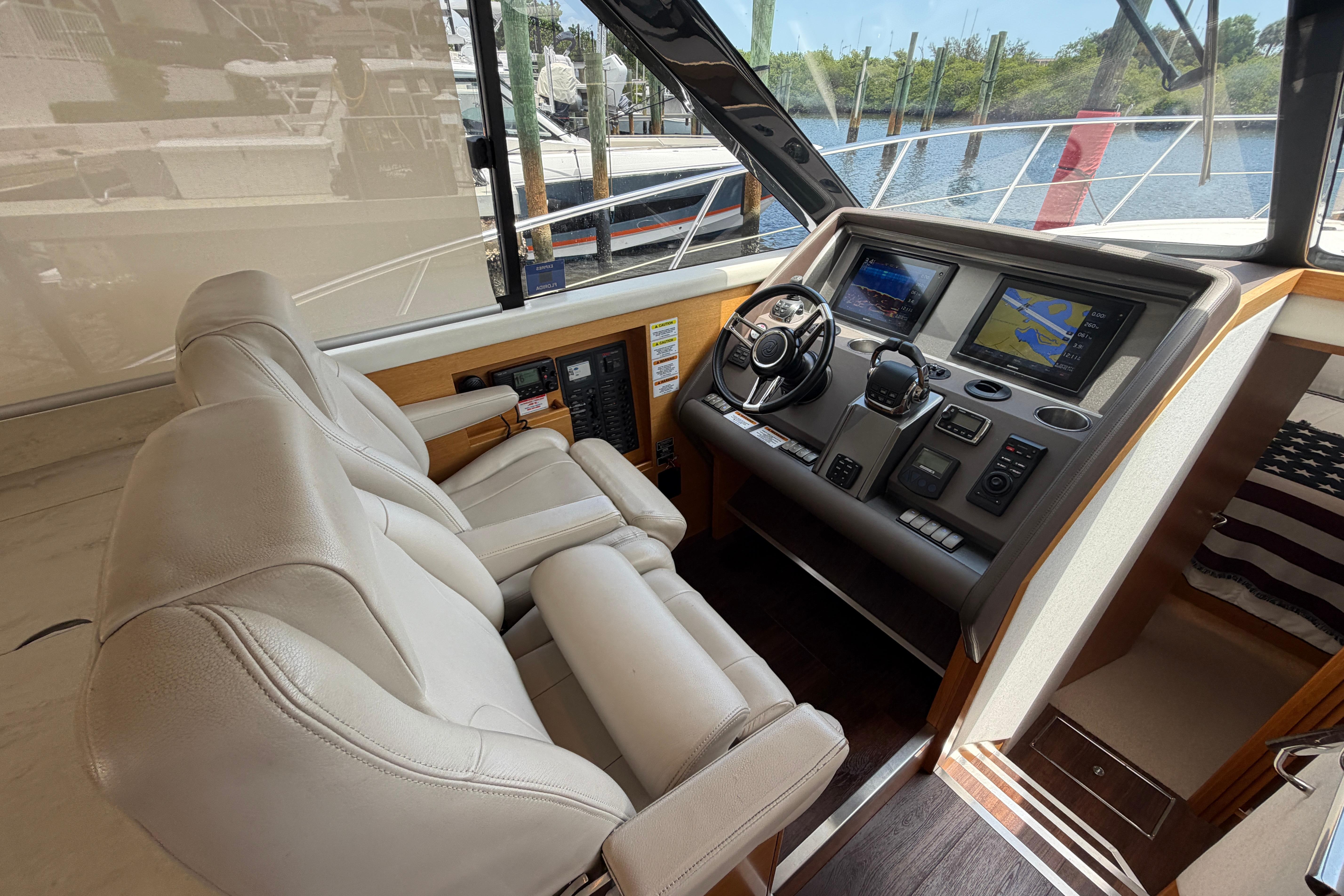 Helm seating with folding leg supports
