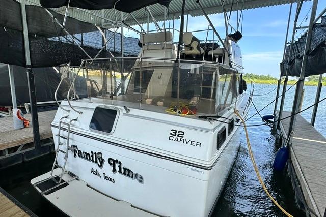 1989 Carver 32 Aft Cabin Motor Yacht docked, featuring "Family Time" name on the stern.