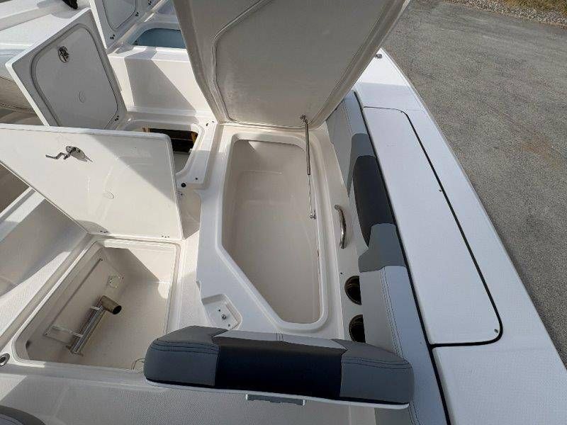 2026 Robalo 266 Cayman - 84