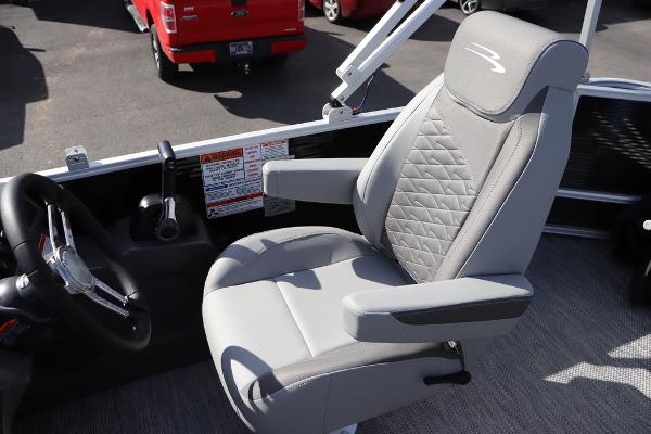 2024 Bennington 20 SL boat captain's chair with sleek design and comfortable seating.