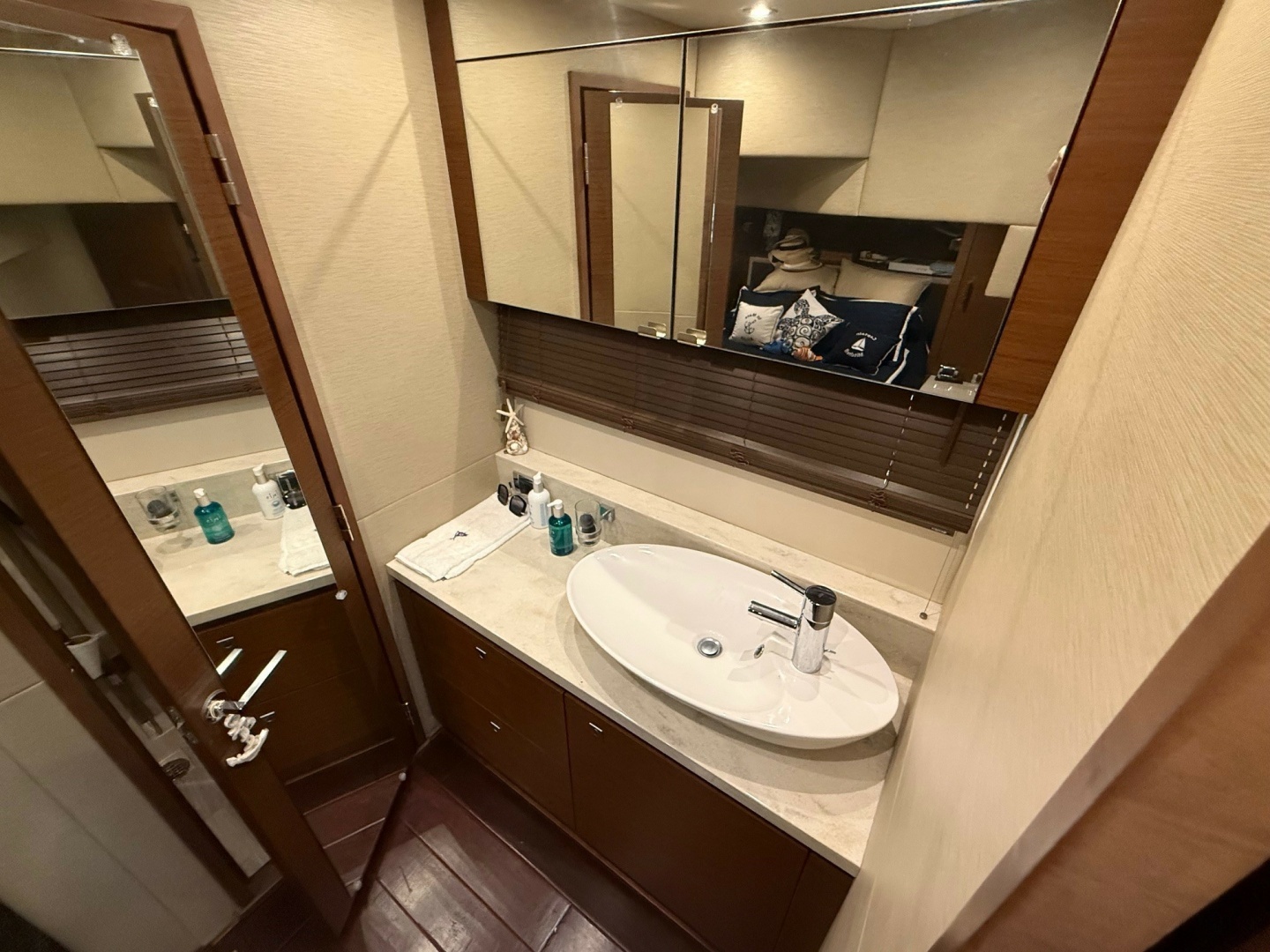 2016 Sea Ray 510 SUNDANCER - Image 32