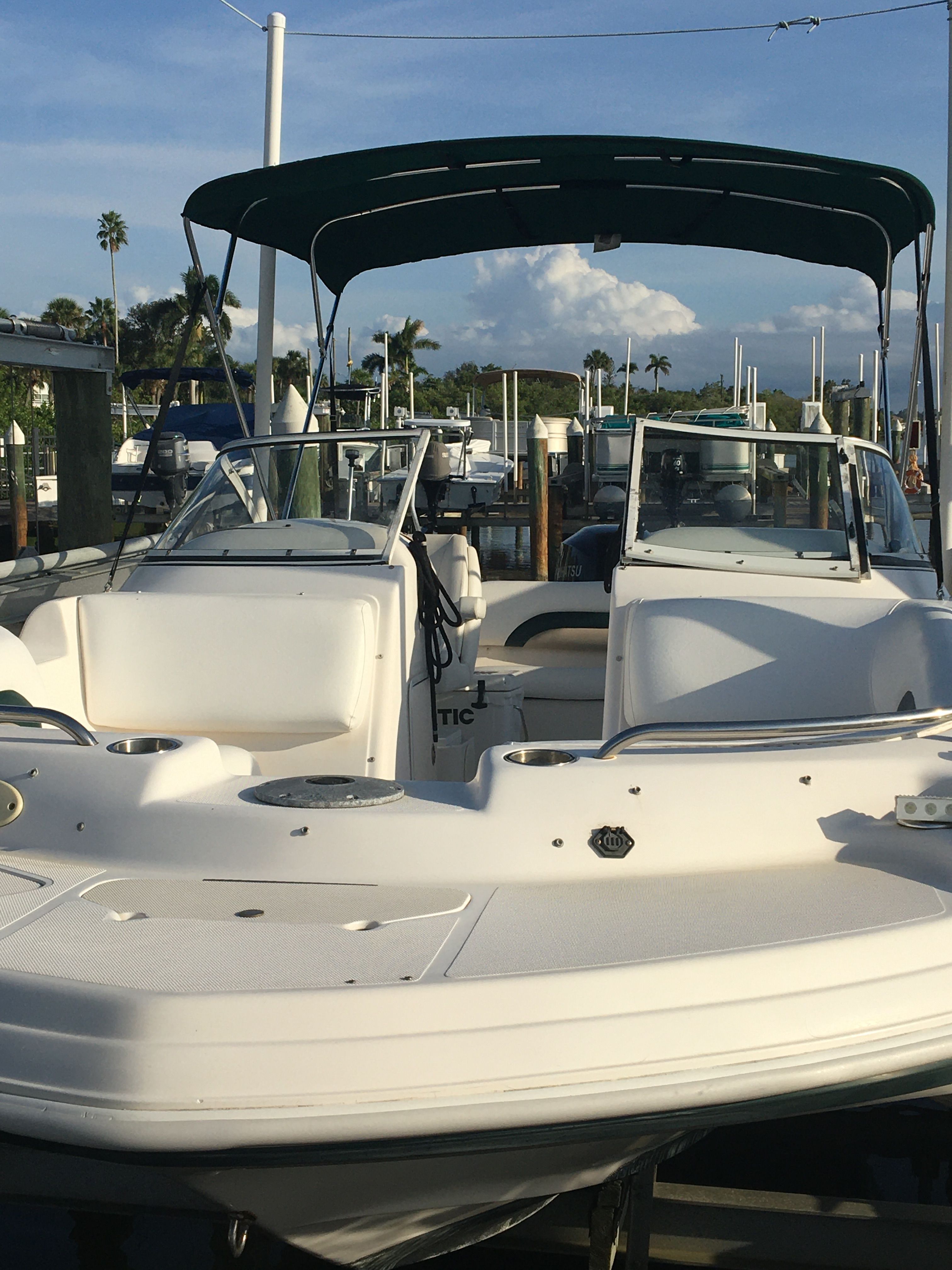 Hurricane SunDeck 217 OB 2005 boat docked at marina.