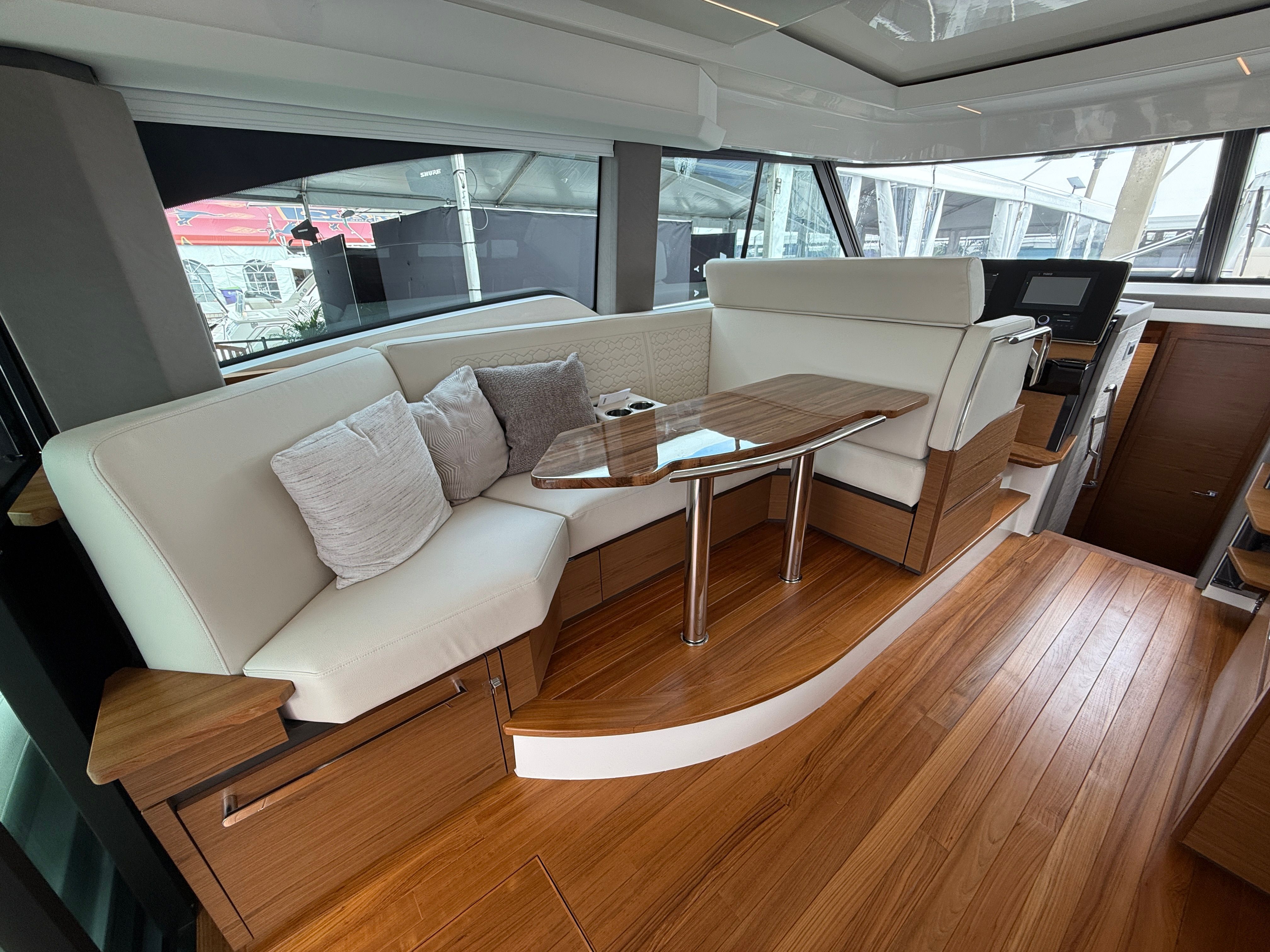 2025 TIARA YACHTS 48 LE - Image 17